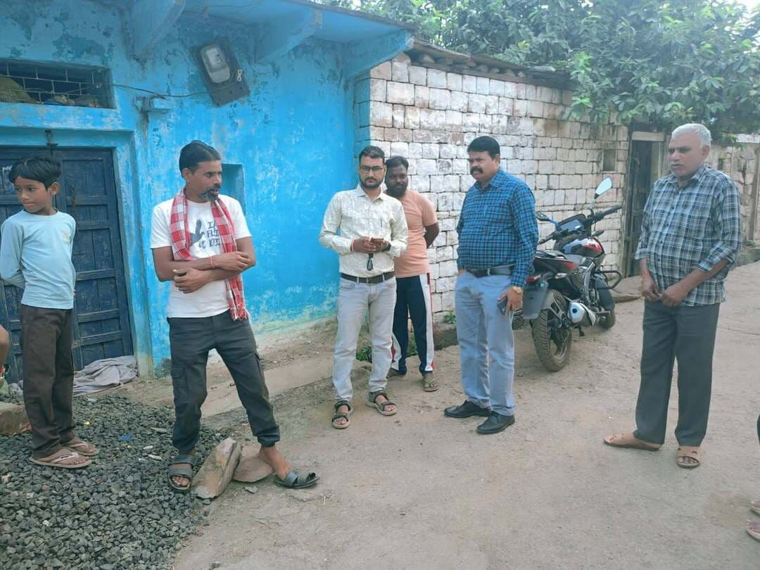 कलेक्टर एवं जिला मजिस्ट्रेट श्री Arpit Verma IAS के निर्देशानुसार जिले में "स्वामित्व अधिकार निष्पादन अभिलेख एवं पंजीयन अभियान" के तहत मैदानी स्तर पर तेजी से कार्यवाही की जा रही है।
आज कोलारस एसडीएम श्री शिवदयाल धाकड़ ने ग्राम मड़ा गणेश खेड़ा का स्थलीय निरीक्षण कर ई-केवाईसी (e-KYC) तथा रजिस्ट्री कार्य की प्रगति की समीक्षा की।
निरीक्षण के दौरान एसडीएम श्री धाकड़ ने ग्रामीणों से प्रत्यक्ष संवाद कर उन्हें स्वामित्व अधिकार, अभिलेख निष्पादन, ई-केवाईसी एवं संपत्ति पंजीयन की प्रक्रिया व महत्व की विस्तृत जानकारी दी। उन्होंने उपस्थित ग्रामीणों से समय पर अपना पंजीयन कराने की अपील की।
CM Madhya Pradesh
Jansampark Madhya Pradesh
Department Of Revenue, Madhya Pradesh
Collector Shivpuri
#Shivpuri