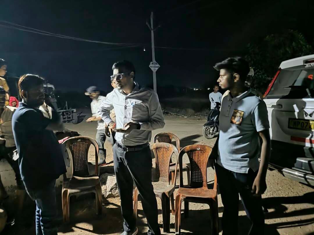 जिले में स्वामित्व अधिकार निष्पादन अभिलेख एवं पंजीयन अभियान के अंतर्गत कलेक्टर एवं जिला मजिस्ट्रेट श्री Arpit Verma IAS के निर्देशानुसार राजस्व अधिकारियों द्वारा निरंतर मैदानी निरीक्षण एवं समीक्षा की जा रही है।
इसी क्रम में करैरा एसडीएम श्री अनुपम शर्मा एवं तहसीलदार द्वारा ग्राम खिरिया पुनावली का निरीक्षण किया गया। निरीक्षण के दौरान अधिकारियों द्वारा गांव में चल रहे ई-केवाईसी (e-KYC) एवं स्वामित्व अधिकार निष्पादन संबंधी कार्यों की विस्तृत समीक्षा की गई।
CM Madhya Pradesh
Jansampark Madhya Pradesh
Department Of Revenue, Madhya Pradesh
Collector Shivpuri
#Shivpuri