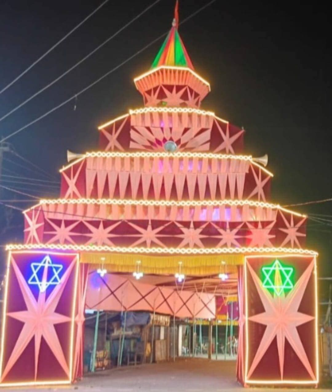 पिपरा देवस दुर्गा मंदिर में 41वें भगवती महोत्सव की धूम, कोलकाता के कारीगरों ने बनाया भव्य पंडाल
रात 10 बजे खुलेगा मां भगवती का पट, श्रद्धालुओं की सुरक्षा के लिए सीसीटीवी से निगरानी
बीहट/बेगूसराय। संवाददाता मुकेश कुमार। पिपरा देवस स्थित प्रसिद्ध दुर्गा मंदिर में 41वें भव्य भगवती महोत्सव को लेकर पूरे क्षेत्र में भक्तिमय माहौल बना हुआ है। महोत्सव को लेकर मंदिर परिसर और आसपास के इलाकों को आकर्षक ढंग से सजाया गया है। भव्य पंडाल और शानदार सजावट श्रद्धालुओं के बीच आकर्षण का केंद्र बनी हुई है। पंडाल का निर्माण कोलकाता से आए कुशल कारीगरों द्वारा किया गया है।
महोत्सव की भव्यता बढ़ाने के लिए आकर्षक सजावट और टेंट की व्यवस्था बमबम कुमार एवं बमबम टेंट हाउस की ओर से की गई है। मां भगवती के दर्शन और पूजा-अर्चना के लिए बड़ी संख्या में श्रद्धालुओं के पहुंचने की उम्मीद है।
महाअष्टमी पर हुई विशेष पूजा-अर्चना
नवरात्र के आठवें दिन महाअष्टमी के अवसर पर मां दुर्गा के आठवें स्वरूप माता महागौरी की विधि-विधान के साथ पूजा-अर्चना की गई। रविवार की संध्या आयोजित भव्य जागरण में भक्तिमय गीतों और मधुर धुनों से पूरा वातावरण भक्तिमय हो उठा। वहीं, आयोजन समिति के अनुसार, रविवार की रात 10 बजे मां भगवती का पट श्रद्धालुओं के दर्शन के लिए खोला जाएगा। इसके बाद भक्त कतारबद्ध होकर मां के दर्शन कर सकेंगे।
वैदिक अनुष्ठान के आचार्य निकेश झा के मार्गदर्शन में धार्मिक अनुष्ठान संपन्न कराए जा रहे हैं। वैदिक अनुज तिवारी तथा पुजारी आदित्य कुमार उर्फ बाबू साहब पूजा-अर्चना की व्यवस्था में सक्रिय भूमिका निभा रहे हैं।
सुरक्षा और व्यवस्था के पुख्ता इंतजाम
मेला समिति की ओर से श्रद्धालुओं की सुविधा और सुरक्षा को लेकर विशेष इंतजाम किए गए हैं। पूरे मेला क्षेत्र में सीसीटीवी कैमरे लगाए गए हैं, ताकि असामाजिक तत्वों पर नजर रखी जा सके। समिति ने बताया कि आयोजन के दौरान सरकार और प्रशासन की ओर से जारी दिशा-निर्देशों का पालन किया जा रहा है। आयोजन को शांतिपूर्ण और व्यवस्थित ढंग से संपन्न कराने के लिए प्रशासन का भी सहयोग मिल रहा है।
समिति के सदस्यों का मिल रहा सहयोग
नव दुर्गा संघ पिपरा देवस के अध्यक्ष के नेतृत्व में आयोजित इस महोत्सव को सफल बनाने में पिपरा देवस, हाजीपुर, मालती, असुरारी और ठोकरी चौक के पुराने एवं नए सदस्यों का भरपूर सहयोग मिल रहा है।
आयोजन में सचिव सोनू कुमार, उपमुखिया प्रवीण कुमार, अभिषेक कुमार, कन्हैया शर्मा, दिनेश शर्मा, सनी शर्मा, प्रवीण कुमार उर्फ संतोष कुमार, डॉ. अशोक सिंह, हरिनंदन सिंह उर्फ हरि जी, शिक्षक नेता रवि कुमार, बमबम कुमार, राहुल कुमार, सरदार राहुल कुमार, गौरव कुमार, दीपक सिंह, ऋषभ कुमार, खगेश कुमार, अंकुश कुमार, रमेश कुमार, संजीव कुमार राज, राम निरंजन राय, रामलोचन राय, राम उदित राय और दशरथ तांती समेत अन्य सदस्य सक्रिय भूमिका निभा रहे हैं।
वहीं, पूर्व दुर्गा समिति अध्यक्ष सुधीर कुमार का मार्गदर्शन भी आयोजन समिति को प्राप्त हो रहा है। समिति के सदस्यों के अथक प्रयास और स्थानीय लोगों के सहयोग से 41वां भगवती महोत्सव भव्यता के साथ आयोजित किया जा रहा है।
