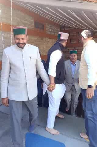 निचार: पूर्व मुख्यमंत्री राजा वीरभद्र सिंह की प्रतिमा का अनावरण, उनके योगदान को किया याद
