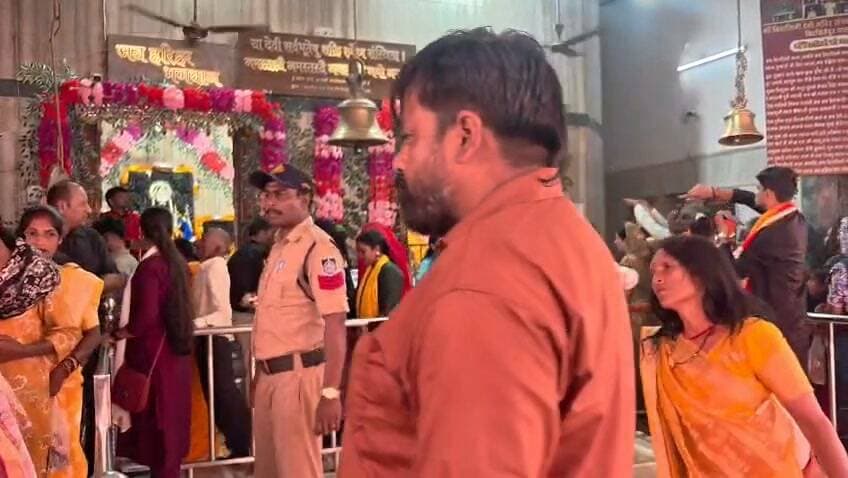 उमरिया- मां बिरासनी शक्ति पीठ मंदिर में अष्टमी पर बड़ी संख्या में श्रद्धालु मां बिरासनी के दर्शन के लिए पहुंच रहे हैं।