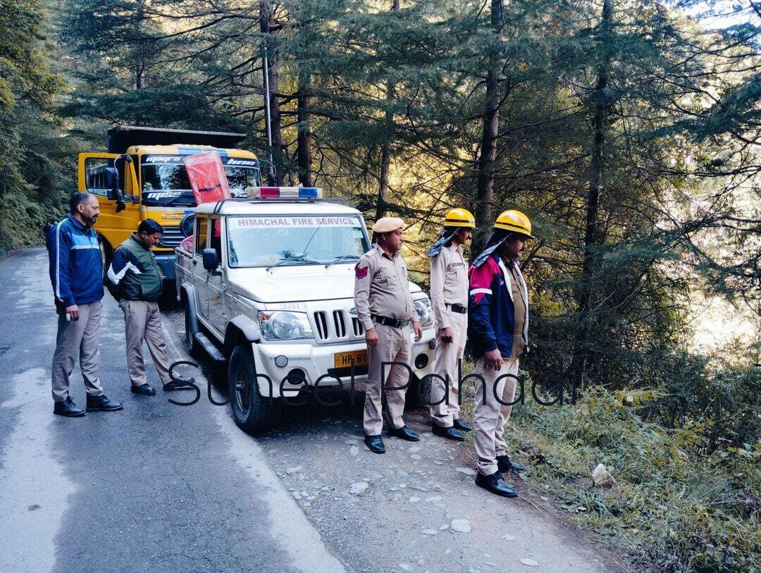 दुर्घटना स्तर पर तैनात सलूणी फायर ब्रिगेड की टीम
Suneel Pahadi ✍️