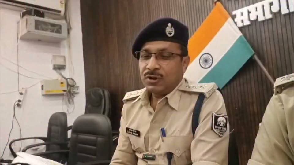 भोजपुर पुलिस की बड़ी कार्रवाई: पवना थाना क्षेत्र में दुर्गा पूजा मेला घूमकर लौटने के दौरान युवक की हत्या के मामले में 48 घंटे के भीतर मुख्य नामजद अभियुक्त गिरफ्तार!
16 अक्टूबर को रात्रि को मेला से लौटने के क्रम में पवना बाजार में अभियुक्त आश्वनी कुमार उर्फ मोल्लू एवं अन्य सहयोगियों द्वारा शांतनु को गोली मारकर गंभीर रूप से घायल कर दिया गया था, जिसकी इलाज के लिए अस्पताल ले जाने के दौरान मृत्यु हो गई थी। इस संबंध में आवेदक द्वारा संबंधित थाने को एक लिखित आवेदन दिया गया, जिसमें बताया गया कि इससे पूर्व दिनांक 13/10/2026 को भी आश्वनी कुमार उर्फ मोल्लू द्वारा मृतक के मौसेरे भाई साहिल कुमार को फोन पर गोली मारने की धमकी दी गई थी। इन तथ्यों के आधार पर पवना थाना कांड संख्या 101/26, दिनांक 17/10/2026 दर्ज की गई थी।
भोजपुर पुलिस की कार्रवाई :-
घटना की गंभीरता को देखते हुए पुलिस अधीक्षक, भोजपुर के दिशा-निर्देशन में अनुमंडल पुलिस पदाधिकारी, आरा सदर-01 के नेतृत्व में एक विशेष छापेमारी टीम का गठन किया गया था। गठित विशेष छापेमारी टीम द्वारा तकनीकी अनुसंधान और त्वरित छापामारी करते हुए इस कांड के प्राथमिक नामजद अभियुक्त को घटना के 48 घंटे के भीतर गिरफ्तार कर लिया गया है। गिरफ्तार अभियुक्त ने पूछताछ में स्वीकार किया है कि आपसी रंजिश एवं वर्चस्व के कारण वह मृतक के मौसेरे भाई साहिल कुमार की हत्या करना चाहता था। इस घटना में संलिप्त अन्य सहयोगियों की गिरफ्तारी के लिए लगातार छापेमारी जारी है।
