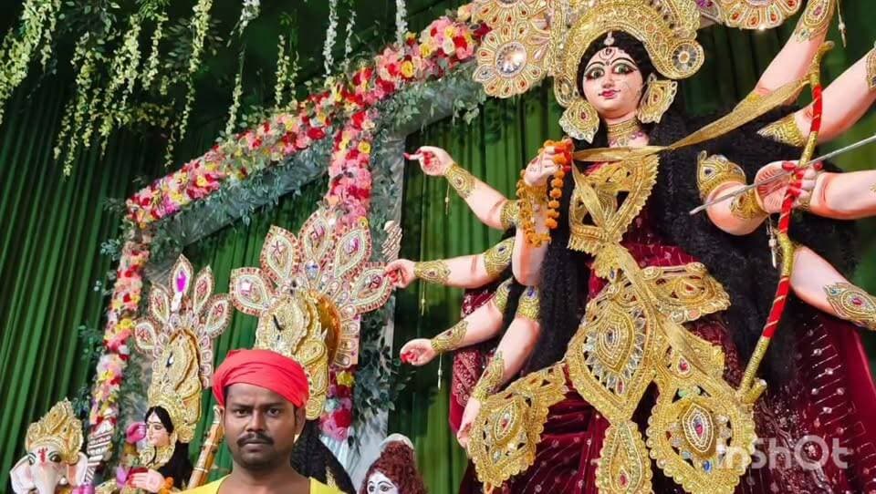 श्री श्री दुर्गा पूजा समिति पानी टंकी जमीरा में पंडाल में दिखाया गया है नीला ड्रम वाला सिन पट खुलते ही उमड़ी श्रद्धालुओ