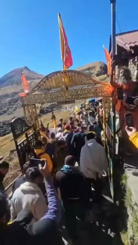 चमोली: शीतकालीन गद्दीस्थल के लिए रवाना होगी चतुर्थ केदार भगवान रुद्रनाथ की डोली
चमोली। चतुर्थ केदार भगवान रुद्रनाथ मंदिर के कपाट 17 अक्टूबर को शाम 7:45 बजे शीतकाल के लिए बंद कर दिए गए। इसके बाद आज 18 अक्टूबर को भगवान रुद्रनाथ की चल विग्रह डोली मंदिर से अपने शीतकालीन गद्दीस्थल गोपीनाथ मंदिर, गोपेश्वर के लिए रवाना होगी।
डोली का रात्रि विश्राम 18 अक्टूबर को देवलधार स्थित ज्वालपा मंदिर में होगा। इसके बाद 19 अक्टूबर को भगवान रुद्रनाथ की चल विग्रह डोली गोपेश्वर स्थित गोपीनाथ मंदिर पहुंचेगी, जहां भगवान रुद्रनाथ की शीतकालीन पूजा-अर्चना संपन्न होगी।
जय बाबा रुद्रनाथ! 🙏
#भगवानरुद्रनाथ #चतुर्थकेदार #गोपीनाथमंदिर #चमोली #उत्तराखंड #हिमवंतप्रदेश_न्यूज़