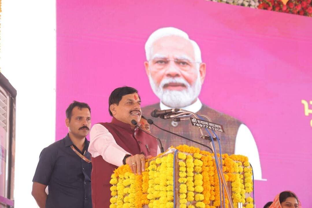 मुख्यमंत्री डॉ. मोहन यादव ने मां चामुंडा धाम गजनीखेड़ी में ₹22.34 करोड़ के विकास कार्यों का किया लोकार्पण एवं भूमिपूजन
बड़नगर में बनेगा फूड प्रोसेसिंग पार्क, भाट पचलाना और इंगोरिया में खुलेंगे सांदीपनि विद्यालय
उज्जैन, 18 अक्टूबर 2026। मुख्यमंत्री डॉ. मोहन यादव ने रविवार को उज्जैन जिले के मां चामुंडा धाम गजनीखेड़ी में आयोजित कार्यक्रम में ₹22.34 करोड़ लागत के विभिन्न विकास एवं निर्माण कार्यों का लोकार्पण एवं भूमिपूजन किया।
मुख्यमंत्री डॉ. यादव ने कहा कि प्रदेश में मोरों के संरक्षण एवं पुनर्वास के लिए नया प्रोजेक्ट लाया जा रहा है। बड़नगर में फूड प्रोसेसिंग पार्क बनाया जाएगा, जिससे किसानों एवं युवाओं को रोजगार के नए अवसर मिलेंगे। भाट पचलाना और इंगोरिया में नए सांदीपनि विद्यालय खोले जाएंगे। उज्जैन और आगर में आलू प्रसंस्करण की नई यूनिट प्रारंभ हो रही हैं, जो प्रदेश के 35 जिलों के किसानों से आलू खरीदेंगी।
मुख्यमंत्री ने कहा कि सिंहस्थ-2028 की तैयारियों के अंतर्गत ₹25 हजार करोड़ के विकास कार्य प्रगतिरत हैं। मुख्यमंत्री सुगम बस सेवा योजना पुनः प्रारंभ की गई है। दुग्ध सहकारी समितियों के माध्यम से दुग्ध उत्पादन बढ़ाने के प्रयास किए जा रहे हैं। सड़क दुर्घटना में घायलों को अस्पताल पहुंचाने वाले राहवीरों को ₹25 हजार की प्रोत्साहन राशि दी जा रही है। आवश्यकता पड़ने पर एयर एम्बुलेंस एवं हेली सेवा के माध्यम से निःशुल्क उपचार भी उपलब्ध कराया जाएगा।
मुख्यमंत्री डॉ. यादव ने बड़नगर में कवि प्रदीप सम्मान समारोह आयोजित करने तथा गीता भवन का निर्माण कराने की घोषणा भी की।
इन कार्यों का हुआ लोकार्पण एवं भूमिपूजन
ग्राम पंचायत गजनीखेड़ी में मां चामुंडा मंदिर परिसर में 16 कमरों की धर्मशाला, टीन शेड, सामुदायिक भवन, शौचालय, पेयजल टंकी, वाटर रिटेंशन कार्य, सीसी रोड एवं बाउंड्रीवॉल सहित विभिन्न विकास कार्य शामिल हैं। इसके अलावा विभिन्न ग्राम पंचायतों में सामुदायिक भवन, सीसी रोड और आरसीसी नाली निर्माण कार्य किए जाएंगे।
स्वास्थ्य सुविधाओं के विस्तार के लिए भीड़ावद, मौलाना, बीराखेड़ी, दुनातला, पलदुना एवं बड़िया में उप स्वास्थ्य केंद्र भवन तथा सिविल अस्पताल बड़नगर के उन्नयन कार्य का लोकार्पण एवं भूमिपूजन किया गया। पीआईयू के अंतर्गत इंडोर स्टेडियम एवं स्विमिंग पूल निर्माण तथा नगर पालिका परिषद बड़नगर के विभिन्न वार्डों में सीसी रोड एवं आरसीसी नाली निर्माण कार्य भी शामिल हैं।
कार्यक्रम के प्रारंभ में मुख्यमंत्री ने नवरात्रि के अवसर पर कन्या पूजन किया तथा दीप प्रज्वलित कर कार्यक्रम का शुभारंभ किया। इसके बाद रिमोट का बटन दबाकर विकास कार्यों का लोकार्पण एवं भूमिपूजन किया।
कार्यक्रम में सांसद श्री अनिल फिरोजिया, विधायक बड़नगर श्री जितेंद्र पण्ड्या, विधायक नागदा श्री तेज बहादुर सिंह चौहान, जिला पंचायत अध्यक्ष श्रीमती कमल कुमार देवड़ा, जनपद अध्यक्ष श्रीमती निर्मला उमराव सिंह, नगर परिषद अध्यक्ष श्री अभय टोंगया सहित अन्य जनप्रतिनिधि एवं अधिकारी उपस्थित रहे।
Jansampark Madhya Pradesh Collector Office Ujjain
CM Madhya Pradesh Ujjain Commissioner