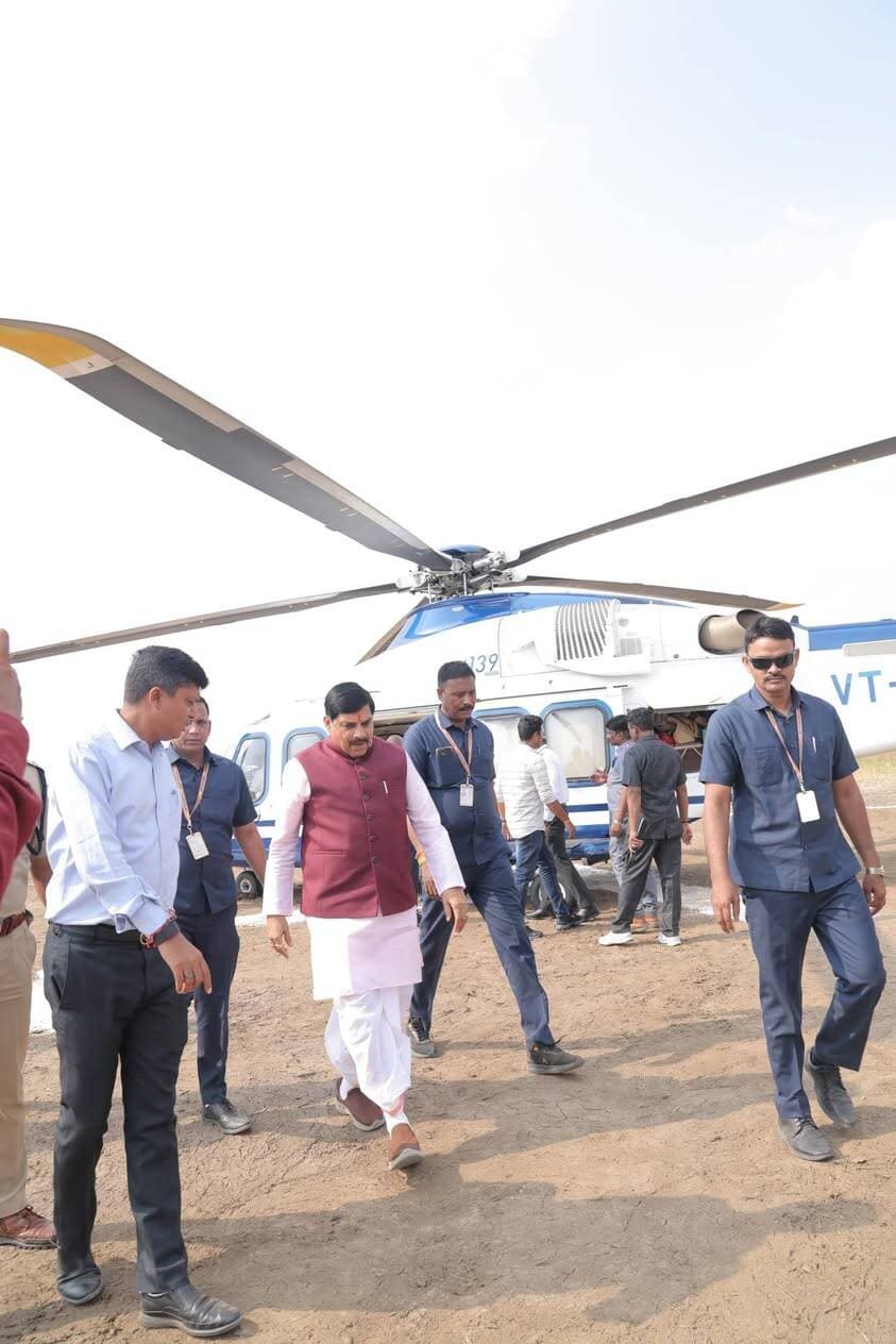 मुख्यमंत्री डॉ. यादव के गजनी खेड़ी पहुंचने पर जनप्रतिनिधियों और प्रशासनिक अधिकारियों ने स्वागत कर अगवानी की
---------------------
उज्जैन, 18 अक्टूबर। विभिन्न कार्यक्रम में शामिल होने मुख्यमंत्री डॉ. मोहन यादव रविवार को बड़नगर तहसील के ग्राम गजनी खेड़ी पहुंचे । हेलीपैड पर सांसद श्री अनिल फिरोजिया,विधायक श्री जितेंद्र प॔ड्या, जिला पंचायत अध्यक्ष श्रीमती कमला कुंवर, उपाध्यक्ष श्रीमती शिवानी कुंवर,जिला अध्यक्ष श्री राजेश धाकड़, संभाग आयुक्त श्री आशीष सिंह, एडीजी श्री राकेश गुप्ता, डीआईजी श्री नवनीत भसीन, कलेक्टर श्री रौशन कुमार सिंह, एसपी श्री प्रदीप शर्मा ने मुख्यमंत्री डॉ.यादव का स्वागत कर अगवानी की। मुख्यमंत्री डॉ. यादव गजनी खेड़ी में आयोजित कार्यक्रम के दौरान विभिन्न विकास कार्यों का भूमि पूजन और लोकार्पण करेंगे
CM Madhya Pradesh Jansampark Madhya Pradesh Dr Mohan Yadav Collector Office Ujjain Simhasth2028