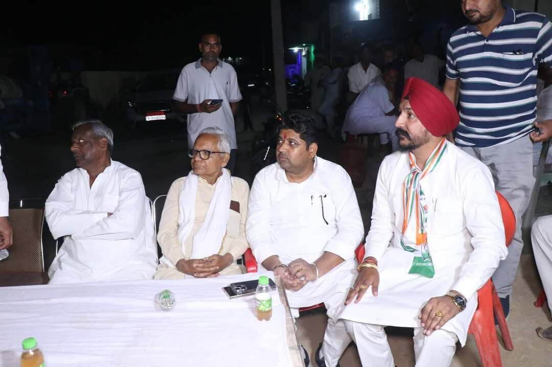 कांग्रेस कार्यकर्ता बैठक, एडवोकेट रविंद्र सिंह की उम्मीदवारी पर बनी सहमति
नोहर 17 अक्टूबर। ग्राम पंचायत 22 एनटीआर में आयोजित कांग्रेस कार्यकर्ता बैठक की अध्यक्षता वरिष्ठ कांग्रेस नेता एवं पीसीसी सदस्य श्री राजेंद्र चाचाण ने की। बैठक में एडवोकेट रविंद्र सिंह को पंचायत समिति नोहर के ब्लॉक नंबर 27 से कांग्रेस की टिकट के लिए सहमति बनी। इस अवसर पर विभिन्न समाजों के लोगों एवं कार्यकर्ताओं ने माला पहनाकर उनका स्वागत किया।
कार्यक्रम में जोन नंबर 10 से कांग्रेस प्रत्याशी दयाराम शीलू, वरिष्ठ कांग्रेसी नेता एडवोकेट बलतेज सिंह, श्रवण तंवर, श्याम सैनी, मान सिंह सैनी, विनोद सैनी, धर्मपाल सैनी, प्रेम दईया सरदार निर्मल सिंह, सरदार इकबाल सिंह, सरदार गुरसेवक सिंह, गणेश मेघवाल, चंद्रकला नायक, पूर्व सरपंच रियासत अली, निवर्तमान सरपंच मुश्ताक अली, गनी मोहम्मद अराई, पत्रकार अयूब खान अराई, सादिक अली अराई , कुलदीप सिंह एवं गुरजीत सिंह दंदीवाल सहित ढाणी राईयान और ग्राम पंचायत रामसरा के अनेक वरिष्ठ कार्यकर्ता एवं गणमान्य नागरिक उपस्थित रहे। बैठक में कांग्रेस संगठन की मजबूती एवं आगामी पंचायत राज चुनावों को लेकर चर्चा की गई।
