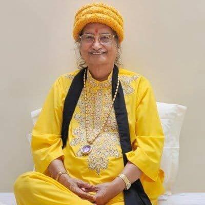 भारतीय संस्कृति विविधता, सहिष्णुता और आपसी सद्भाव को भी मजबूत करती हैं : समर्थगुरु सिद्धार्थ औलिया
समर्थगुरु धारा हिमाचल प्रदेश के स्टेट कोऑर्डिनेटर आचार्य कुंजबिहारी और समर्थगुरु धारा हिमाचल प्रदेश के शिक्षा कोऑर्डिनेटर आचार्य डॉ. सुरेश मिश्रा ने बताया कि समर्थगुरु धाम, मुरथल के संस्थापक समर्थगुरु सिद्धार्थ औलिया जी के सान्निध्य में 12 अक्टूबर से 17 अक्टूबर 2026 तक बिहार के रोहतास जिले के ऐतिहासिक कर्मा गाँव में आयोजित कर्मा महोत्सव में भारतीय संस्कृति, लोक परंपराओं और आध्यात्मिक चेतना का अनूठे संगम का साक्षी बना।
लोक संगीत, पारंपरिक नृत्य और आध्यात्मिक भावनाओं से वातावरण सराबोर हो गया।
उपमन्यु के जीवन पर आधारित नाट्य हमें सिखाती है कि सच्ची शिक्षा केवल पुस्तकों से नहीं, बल्कि सेवा, अनुशासन, धैर्य और अनुभव से भी प्राप्त होती है। गुरु-शिष्य संबंध का वास्तविक उद्देश्य केवल आज्ञा पालन नहीं, बल्कि शिष्य के भीतर ज्ञान, विवेक, चरित्र और आत्मबोध का विकास करना है।
कई राज्यों से आए लोगों के साथ स्थानीय श्रद्धालुओं ने समर्थगुरु सिद्धार्थ औलिया से श्रद्धापूर्वक माला दीक्षा भी ग्रहण की।
संस्कृति और अध्यात्म का संगम है कर्मा धाम :
कर्मा महोत्सव को संबोधित करते हुए समर्थगुरु सिद्धार्थ औलिया ने कहा कि भारत की सांस्कृतिक विविधता और समृद्ध परंपराओं को एक सूत्र में पिरोने का संदेश ही कर्मा धाम का उद्देश्य है। उन्होंने कहा कि जब किसी सांस्कृतिक केंद्र में अध्यात्म प्रतिष्ठित होता है, तो उसकी ऊँचाई और प्रभाव युगों तक अक्षुण्ण रहते हैं। उन्होंने भारतीय संस्कृति की विशेषता को उसकी विविधता, सहिष्णुता और आध्यात्मिक चेतना से जोड़ते हुए कहा कि सांस्कृतिक परंपराएँ लोगों को अपनी जड़ों से जोड़ती हैं। आपसी सद्भाव को भी मजबूत करती हैं।
निजामुद्दीन औलिया के प्रसंगों ने बाँधा समां :
सांस्कृतिक संध्या का प्रमुख आकर्षण सूफी परंपरा पर आधारित नाट्य प्रस्तुति रही। कलाकारों ने हजरत निजामुद्दीन औलिया और उनके अनन्य शिष्य अमीर खुसरो के जीवन से जुड़े प्रसंगों को मंच पर सजीव रूप में प्रस्तुत किया। गुरु-शिष्य के आध्यात्मिक सं बंध, समर्पण, प्रेम और मानवीय संवेदनाओं को दर्शाती प्रस्तुति ने दर्शकों को भावविभोर कर दिया। मंचन के माध्यम से यह संदेश दिया गया कि प्रेम, करुणा और आपसी सम्मान किसी भी समाज की वास्तविक ताकत हैं, भाषा और क्षेत्र की विविधताओं के बावजूद मानवीय संबंध लोगों को एक सूत्र में बाँध सकते हैं।
कलाकारों ने सूफी परंपरा की इसी उदार भावना को अपने अभिनय के माध्यम से सामने रखा। प्रस्तुति के दौरान परिसर तालियों से गूँजता रहा।
आज ट्विटर के माध्यम से समर्थगुरु धाम, मुरथल के संस्थापक समर्थगुरु सिद्धार्थ औलिया जी ने बताया कि
सूफ़ी बाबा शाह क़लंदर हमारे परम गुरू हैं, आकाशदीप हैं, संरक्षक हैं, स्तंभ हैं। उनकी पावन स्मृति और नज़र हमारी पूँजी है। जलवागर चला गया, लेकिन उसके जलवे से आज भी मैं लबरेज़ महसूस करता हूँ।