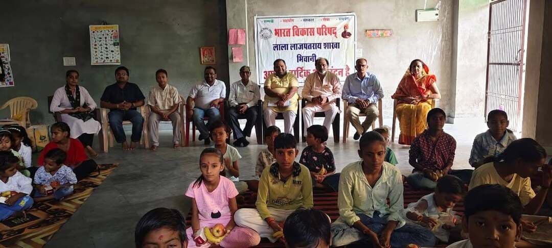 भारत विकास परिषद ने संत कबीर धर्मशाला में किया 21 कन्याओं का
पूजन, समाज निर्माण में संस्कार और नारी शक्ति के महत्व पर दिया बल
मातृशक्ति के प्रति आदर, सम्मान और समर्पण का संदेश देता है नवरात्र पर्व : सुनील कुमार शर्मा
भिवानी, 18 अक्टूबर : नवरात्रों के अवसर पर भारत विकास परिषद की लाला लाजपत राय शाखा द्वारा स्थानीय संत कबीर धर्मशाला में कन्या पूजन कार्यक्रम का आयोजन किया गया। यह कार्यक्रम सेवा भारती द्वारा संचालित बाल संस्कार एवं मेहंदी प्रशिक्षण केंद्र के परिसर में संपन्न हुआ, जिसमें 21 देवी स्वरूप कन्याओं का पारंपरिक विधि-विधान से पूजन कर उनका आशीर्वाद लिया गया। समारोह में उपस्थित परिषद के सदस्यों ने सभी 21 कन्याओं के चरण पखारकर, मस्तक पर रोली-तिलक लगाया और रक्षा सूत्र बांधा। इसके पश्चात कन्याओं को मां भगवती का रूप मानकर उनकी आरती उतारी गई और संपूर्ण समाज के कल्याण की मंगल कामना की गई। परिषद की ओर से सभी कन्याओं को फल, व्रत के अनुकूल शुद्ध मिष्ठान्न और दक्षिणा भेंट स्वरूप प्रदान की गई। कार्यक्रम की अध्यक्षता शाखा के सेवा प्रमुख नयन कुमार ने की, जबकि शाखा अध्यक्ष सुनील कुमार शर्मा अपनी धर्मपत्नी सहित मुख्य रूप से उपस्थित रहे। कार्यक्रम को संबोधित करते हुए शाखा अध्यक्ष सुनील कुमार शर्मा ने कहा कि नवरात्र का पावन पर्व हमें मातृशक्ति के प्रति आदर, सम्मान और समर्पण का संदेश देता है। कन्याएं केवल समाज का भविष्य ही नहीं, बल्कि हमारे नैतिक मूल्यों और संस्कृति की आधारशिला हैं। हमारा दायित्व केवल पूजन तक सीमित नहीं है, बल्कि बेटियों की शिक्षा, संस्कार और आत्मनिर्भरता के लिए निरंतर प्रयास करना ही सच्ची देवी आराधना है। कार्यक्रम की अध्यक्षता करते हुए सेवा प्रमुख नयन कुमार ने कहा कि सेवा और संस्कार ही भारत विकास परिषद के मूल मंत्र हैं। जब संस्कार और सेवा एक साथ मिलते हैं, तो समाज के अंतिम व्यक्ति तक सकारात्मक बदलाव पहुंचता है। सेवा भारती के जिला अध्यक्ष मनोहर लाल ने परिषद के इस पुनीत प्रयास की सराहना करते हुए कहा कि ऐसे आयोजनों से समाज में समरसता और अपनत्व का भाव सुदृढ़ होता है। कार्यक्रम के समापन पर शाखा सचिव अंकुर अग्रवाल ने सभी अतिथियों, कार्यकर्ताओं और सहयोगियों का आभार व्यक्त किया। इस अवसर पर अनिल वत्स, राजेंद्र, विनोद भारद्वाज, पंकज गोयल, गौरव गोयल, केंद्र की विद्यालय संचालिका और कई गणमान्य नागरिक मौजूद रहे।
