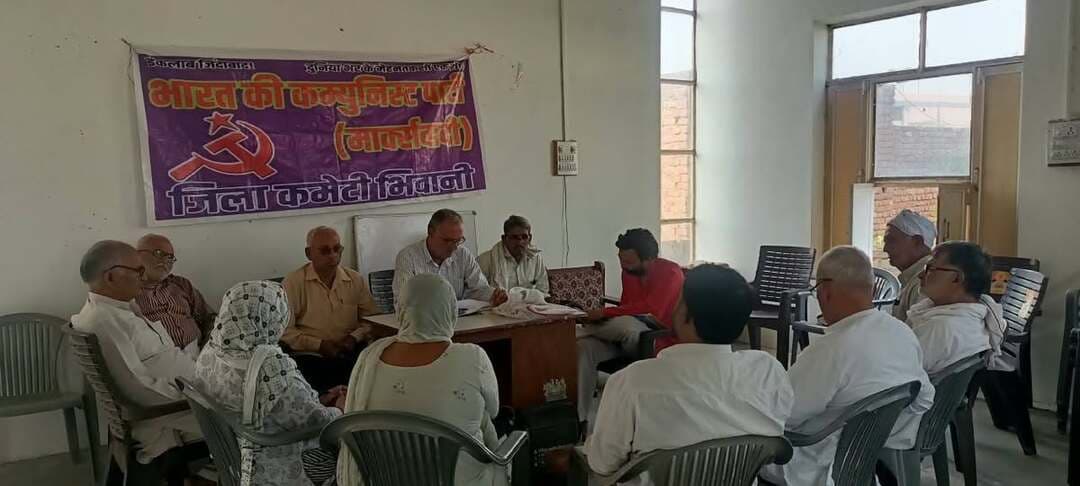 सीपीआई(एम) गांव-गांव अभियान चलाकर एसआईआर के खिलाफ तेज करेगी जनसंघर्ष
मुख्य चुनाव आयुक्त ज्ञानेश कुमार को हटाने, एसआईआर रद्द करने और मताधिकार की रक्षा की मांग
भिवानी 18 अक्तूबर , 2026
भारत की कम्युनिस्ट पार्टी (मार्क्सवादी) की जिला कमेटी भिवानी की बैठक शहीद भगत सिंह यादगार भवन भिवानी में पार्टी सचिव मंडल सदस्य कामरेड सुरदेव पाल वास की अध्यक्षता में हुई। बैठक में लिए गए निर्णयों की जानकारी देते हुए पार्टी जिला सचिव कामरेड ओमप्रकाश ने कहा कि मौजूदा एसआईआर प्रक्रिया के माध्यम से वैध मतदाताओं के वोट काटकर नागरिकों के संवैधानिक अधिकार पर हमला किया जा रहा है। संविधान के अनुच्छेद 326 के तहत प्राप्त मताधिकार की रक्षा के लिए व्यापक जनआंदोलन खड़ा करना समय की मांग है।
उन्होंने मांग की कि मुख्य चुनाव आयुक्त ज्ञानेश कुमार को तुरंत पद से हटाया जाए, भेदभावपूर्ण एसआईआर रद्द की जाए, हटाए गए मतदाताओं के वोट बहाल किए जाएं और फॉर्म-6 पर लगाई गई अनुचित शर्तें हटाई जाएं। चुनाव आयुक्तों की नियुक्ति के लिए निष्पक्ष एवं पारदर्शी कॉलेजियम व्यवस्था लागू करने, चुनाव बैलेट पेपर से कराने तथा बिहार, असम और बंगाल के चुनावों को रद्द कर दोबारा कराने की मांग भी उठाई गई। पार्टी ने चुनाव सुधारों के तहत आनुपातिक प्रतिनिधित्व प्रणाली लागू करने की भी मांग की, ताकि जनता की वास्तविक राजनीतिक भागीदारी सुनिश्चित हो सके और चुनावों में धनबल व बाहुबल के प्रभाव पर रोक लगे।
बैठक में निर्णय लिया गया कि इन मांगों को लेकर गांव-गांव सभाएं आयोजित की जाएंगी, लोगों को जागरूक किया जाएगा तथा मुख्य चुनाव आयुक्त को हटाने और मताधिकार की रक्षा के लिए विरोध प्रदर्शनों को तेज किया जाएगा। पार्टी का उद्देश्य केंद्र सरकार पर जनदबाव बनाकर लोकतंत्र और निष्पक्ष चुनाव व्यवस्था की रक्षा करना ।
पार्टी ने हाल ही में आए आरक्षण सम्बन्धी माननीय उच्चतम न्यायालय के उस निर्णय से असहमति जताई है , जिसमें पिछड़ी जाति के व्यक्ति द्वारा हिन्दु धर्म से अन्य धर्म में जाने से मान्य आरक्षण सुविधा समाप्त हो जाएगी । माननीय उच्यतम कोर्ट का पहले भी अनुसूचित जाति के संबन्ध में भी इसी तरह का निर्णय आ चुका है । शीर्ष अदालत का यह निर्णय संविधान में दिए गए सभी धर्मों को बराबरी देने व सामाजिक व शैक्षणिक रूप पिछड़ो को बराबरी व सामाजिक न्याय देने के अधिकार का उल्लंघन करता है । पार्टी केंद्र सरकार से मांग करती है कि इस निर्णय के विपरित प्रभाव को दूर करने हेतु ठोस कदम उठाए । उन्होंने आरक्षण मामले में उच्चतम न्यायालय द्वारा लगाई 50 प्रतिशत शर्त को भी हटाने के लिए कानून बनाए जाने की मांग की है । पार्टी ने विभिन्न मंडियों में सरकारी एजेन्सियों द्वारा किसानों की खरीफ फसल मूंग , बाजरा व धान खरीदने की प्रक्रिया तेज करने , अनावश्यक शर्ते हटाने , प्रयाप्त मात्रा में उर्वरक उपलब्ध कराने , टावरों के लिए न्यायोचित मुआवजा देने , 12 घंटे बिजली उपलब्ध कराने व नहरों में 42 दिनों में एक सप्ताह पानी उपलब्ध कराने तथा क्षेमा कम्पनी द्वारा किसानों का बकाया 250 करोड़ रूपया ब्याज समेत तुरन्त भुगतान कराने की मांग की है ।
बैठक में कामरेड अनिल कुमार , मास्टर जग रोशन , रामफल देशवाल , सन्तोष देशवाल , राजेश कुंगड़ , सुमेर धारिणी , सदीक डाडम , कुलदीप बड़वा, रणधीर कुंगड़ सहित जिला कमेटी के अन्य सदस्य उपस्थित रहे।
जारीकर्ता कामरेड ओम प्रकाश , जिला सचिव माकपा भिवानी ।