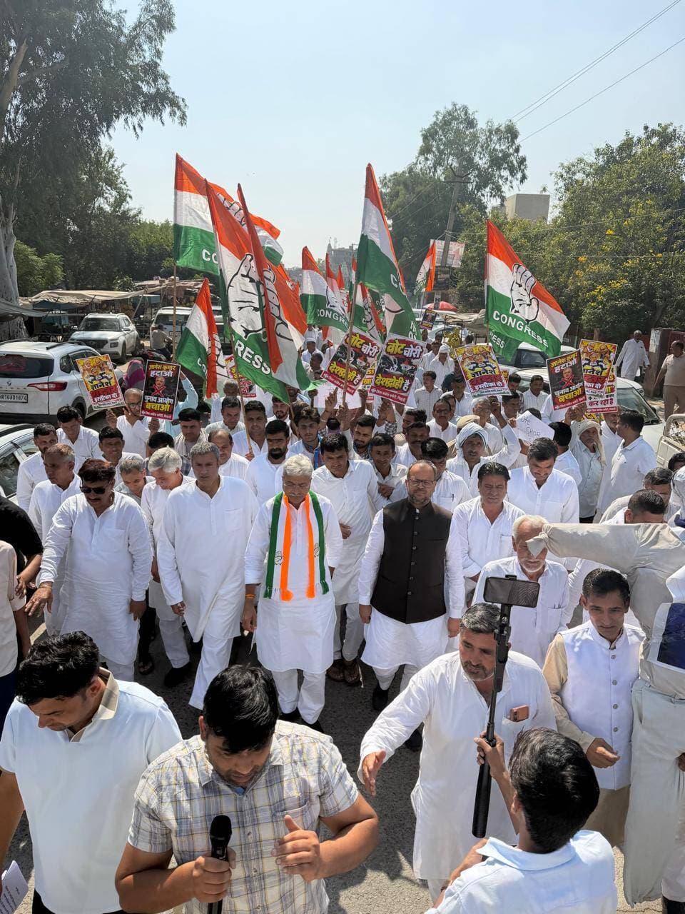 चौ. बंसीलाल की विरासत को आगे बढ़ाने का काम कर रहे हैं अनिरुद्ध चौधरी : संजय दत्त
तोशाम में ज्ञानेश कुमार के इस्तीफे की मांग को लेकर कांग्रेस का प्रदर्शन, भाजपा पर वोट चोरी के आरोप
अनिरुद्ध चौधरी की अध्यक्षता में जुटे कांग्रेस नेता, पुतला फूंककर जताया विरोध; अनाज मंडी में बाजरे की खरीद को लेकर भी सरकार को घेरा
तोशाम, 18 अक्टूबर। मुख्य चुनाव आयुक्त ज्ञानेश कुमार के इस्तीफे की मांग को लेकर रविवार को तोशाम में कांग्रेस कार्यकर्ताओं ने विरोध-प्रदर्शन किया। जिला ग्रामीण अध्यक्ष अनिरुद्ध चौधरी की अध्यक्षता में हुए प्रदर्शन में कांग्रेस नेताओं ने भाजपा पर चुनाव में वोट चोरी करने और लोकतंत्र को कमजोर करने के आरोप लगाए। प्रदर्शन में अंबाला के सांसद वरुण मुलाना, प्रदेश अध्यक्ष राव नरेंद्र, प्रदेश प्रभारी संजय दत्त, प्रदीप नरवाल, जिला शहरी अध्यक्ष प्रदीप गुलिया, कमल प्रधान, संजीत ख्यालिया सहित अनेक नेता व कार्यकर्ता पहुंचे। प्रदर्शन के दौरान मुख्य चुनाव आयुक्त का पुतला जलाकर विरोध जताया गया।
कांग्रेस के प्रदेश प्रभारी एवं वरिष्ठ नेता संजय दत्त ने कहा कि हरियाणा और विशेषकर भिवानी की धरती पर आना उनके लिए सौभाग्य की बात है। उन्होंने स्वर्गीय चौधरी बंसीलाल को नमन करते हुए कहा कि बंसीलाल को विकास पुरुष के रूप में जाना जाता है। उन्हें चौधरी सुरेंद्र सिंह के साथ भी काम करने का अवसर मिला। दत्त ने कहा कि चौधरी बंसीलाल, चौधरी सुरेंद्र सिंह और रणबीर सिंह महिंद्रा की विरासत को आगे बढ़ाने का काम अनिरुद्ध चौधरी कर रहे हैं। उन्होंने कहा कि चुनाव में हार-जीत होती रहती है, लेकिन जनता को ऐसे नेताओं का साथ देना चाहिए जो अपने पूर्वजों की राजनीतिक विरासत और विकास की सोच को आगे बढ़ाएं। उन्होंने आरोप लगाया कि कुछ लोग पहले बंसीलाल और सुरेंद्र सिंह का विरोध करते थे, लेकिन आज उन्हीं की विरासत पर दावा कर रहे हैं। दत्त ने भाजपा पर चुनाव में वोट चोरी कर सत्ता हासिल करने का आरोप लगाते हुए कहा कि कांग्रेस लोकतंत्र और मताधिकार की रक्षा के लिए संघर्ष कर रही है।
जनता के मुद्दों पर सरकार को घेरा...
अंबाला के सांसद वरुण मुलाना ने कहा कि लोकतंत्र को बचाने के लिए लोगों का जागरूक होना जरूरी है। उन्होंने भाजपा पर मुख्य चुनाव आयुक्त के सहारे वोट चोरी कर विभिन्न राज्यों में सरकारें बनाने के आरोप लगाए। उन्होंने कहा कि भाजपा हरियाणा सरकार के दो साल पूरे होने का जश्न मना रही है, जबकि किसान, मजदूर, नौजवान, व्यापारी और कर्मचारी परेशान हैं। कांग्रेस कार्यकर्ता आम आदमी के अधिकारों की लड़ाई लड़ रहे हैं।
प्रदीप नरवाल ने कहा कि लोकतंत्र और बाबा साहेब डॉ. भीमराव अंबेडकर के संविधान की रक्षा के लिए कांग्रेस को मजबूती से संघर्ष करना होगा। उन्होंने मुख्य चुनाव आयुक्त से इस्तीफे की मांग करते हुए कहा कि अनिरुद्ध चौधरी चौधरी बंसीलाल की राजनीतिक विरासत को आगे बढ़ा रहे हैं। वहीं, राव नरेंद्र ने कहा कि लोकतंत्र बचाने की लड़ाई प्रदेश, जिला, ब्लॉक और गांव स्तर तक लड़ी जाएगी। उन्होंने दावा किया कि कांग्रेस आने वाले समय में हरियाणा में 70 से अधिक सीटें जीतकर सरकार बनाएगी।
अनाज मंडी में बाजरे की खरीद का मुद्दा उठाया...
प्रदर्शन के बाद अनिरुद्ध चौधरी, सांसद वरुण मुलाना सहित अन्य नेता तोशाम अनाज मंडी पहुंचे। यहां उन्होंने बाजरे की खरीद को लेकर किसानों की समस्याएं उठाईं। नेताओं ने कहा कि सरकार समर्थन मूल्य पर खरीद के दावे कर रही है, लेकिन किसान बाजरा कम दामों पर बेचने को मजबूर हैं। उन्होंने कहा कि बारिश की कमी से फसल प्रभावित होने के बाद अब खरीद व्यवस्था की परेशानी किसानों की मुश्किलें बढ़ा रही है। कांग्रेस नेताओं ने सरकार से किसानों की फसल की उचित कीमत सुनिश्चित करने और समर्थन मूल्य पर खरीद की व्यवस्था दुरुस्त करने की मांग की।
इस अवसर पर तोशाम ब्लॉक प्रधान दिलबाग, कैरू ब्लॉक प्रधान कुलदीप, भिवानी ग्रामीण उपाध्यक्ष रेणुबाला, ब्लॉक प्रधान अनिल नेहरा, एनएसयूआई प्रधान अक्षित, सेवादल प्रधान मा. कमल आदि सहित अनेक कांग्रेस कार्यकर्ता मौजूद थे।
फोटो :-