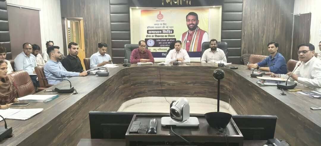 ठोस कचरा प्रबंधन-2026 के नियमों की पालना नहीं करने वाले संस्थानों के खिलाफ होगी कार्रवाई: एडीसी दीपक बाबूलाल करवा
- एडीसी दीपक बाबू लाल करवा ने समीक्षा बैठक में दिए सख्त निर्देश
भिवानी, 18 अक्टूबर। डीसी साहिल गुप्ता के मार्गदर्शन में लघु सचिवालय स्थित डीआरडीए सभागार में एडीसी दीपक बाबूलाल करवा की अध्यक्षता में ठोस कचरा प्रबंधन को लेकर संबंधित विभागों के अधिकारियों की समीक्षा बैठक आयोजित हुई। बैठक में एडीसी ने सख्त निर्देश देते हुए कहा कि ऐसे संस्थान जो प्रतिदिन 100 किलो या इससे अधिक ठोस कचरा जनरेट करते हैं, ऐसे संस्थान, जिसका दायरा 20000 स्क्वायर मीटर से बड़ा है और ऐसे संस्थान जहां प्रतिदिन 40000 लीटर पानी का प्रयोग होता है, इन संस्थाओं का पॉल्यूशन कंट्रोल बोर्ड के पोर्टल पर रजिस्ट्रेशन जरूरी है और इन संस्थानों के परिसर में ठोस कचरा प्रबंधन अनिवार्य है। ऐसा नहीं करने वाले संस्थानो के अस्थाई तौर पर बिजली और पानी के कनेक्शन काट दिए जाएंगे।
एडीसी ने बताया कि जिले में ऐसे 23 संस्थाओं की पहचान की जा चुकी है। उन्होंने पंचायत विभाग और शहरी स्थानीय निकाय विभाग के अधिकारियों को निर्देश दिये कि ठोस कचरा प्रबंधन नियम- 2026 की पालना करना अति अनिवार्य है। नियमों की अवहेलना करने वालों के खिलाफ सख्त कार्रवाई अमल में लाई जाएगी। उन्होंने पंचायत विभाग और शहरी स्थानीय निकाय के अधिकारियों को निर्देश दिए कि ऐसे संस्थानों में ठोस कचरा प्रबंधन नियम 2026 की पालना सुनिश्चित की जाए।
बॉक्स
- महाग्राम और बड़े गांवों में घर- घर से कूड़ा कलेक्शन शुरू होना स्वच्छता का अहम कदम: एडीसी
एडीसी ने समीक्षा बैठक में बताया कि ठोस कचरा प्रबंधन को लेकर जिला की महाग्राम सहित 36 बड़े गांवों में घर-घर से कचरा कलेक्शन शुरू हो चुका है। इसके साथ ही गांव बड़सी गुजरान, ढाणी कुशाल, चांग, ढाणी चांग, खरक कलां, बहल, बड़वा, खानक, तोशाम के लोगों ने पंचायत को 50 रुपए प्रति महीना स्वच्छता के लिए सुविधा शुल्क भी देना शुरू कर दिया है, जो कि बहुत ही अच्छी बात है। उन्होंने कहा कि यह पैसा गांव के स्वच्छता कार्य और संसाधनों पर ही खर्च होगा। इससे गांव की शोभा बढ़ेगी। उन्होंने पंचायत विभाग के अधिकारियों को निर्देश दिए कि ग्रामीणों को स्वच्छता के बारे में प्रेरित किया जाए।
इस दौरान डीडीपीओ सोमबीर कादयान, स्वच्छ भारत मिशन के जिला कार्यक्रम प्रबंधक सतीश नेहरा, पॉल्यूशन कंट्रोल बोर्ड से एसडीओ डॉ सतीश सहित संबंधित विभागों के अधिकारी मौजूद रहे।