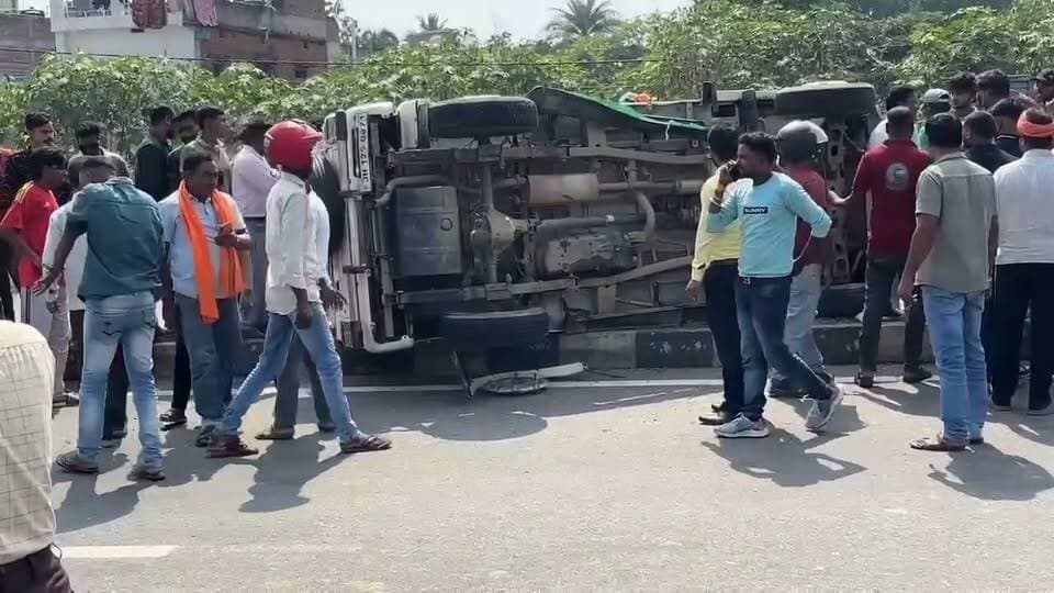तिलैया थाना क्षेत्र के रिलायंस पेट्रोल पंप के पास एक बोलेरो अनियंत्रित होकर पलटी, बाल-बाल बचे बोलेरो सवार।
