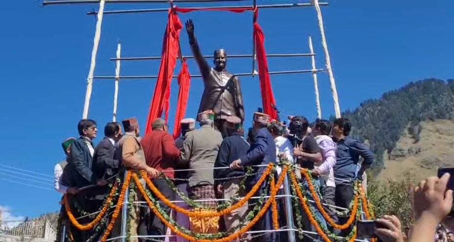 सराहन:- सराहन में स्वर्गीय राजा वीरभद्र सिंह की प्रतिमा का भव्य अनावरण1