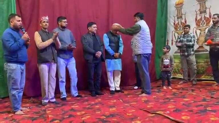 जोगिन्दरनगर:- नवरात्रों के उपलक्ष्य पर जय माँ जालपा कला मंच सेरु जोगिंदर नगर में मुख्यतिथि के तौर पर पहुंचे माइंड ऑपरेशन अकादमी के निदेशक राम प्रकाश ठाकुर.