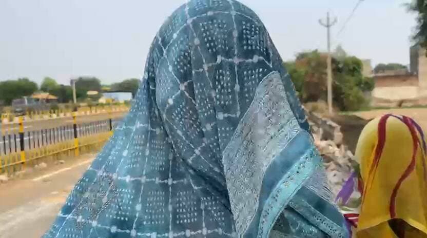 ओवरब्रिज निर्माण से पेयजल संकट का खतरा, 700 फीट दूर घरों तक पाइपलाइन बिछाने की मांग
छौंकरवाड़ा कलां में ग्रामीणों का प्रदर्शन, बोले- निर्माण कार्य से टूट रही पानी की नलियां, घरों और मवेशियों के सामने खड़ा हो सकता है संकट
छौंकरवाड़ा कलां। गांव में ओवरब्रिज निर्माण के चलते पेयजल संकट की आशंका को लेकर ग्रामीणों ने प्रदर्शन कर घरों तक नियमित पानी पहुंचाने की मांग उठाई। ग्रामीणों का कहना है कि सर्विस रोड के किनारे बने नाले को तोड़ने और सड़क चौड़ीकरण के कार्य के दौरान जल जीवन मिशन की मुख्य पाइपलाइन से घरों तक पानी पहुंचाने के लिए जोड़ी गई नलियां प्रभावित हो रही हैं। इससे कई परिवारों की पेयजल व्यवस्था बाधित होने का खतरा पैदा हो गया है।
ग्रामीणों के अनुसार, जल जीवन मिशन की मुख्य पाइपलाइन से कई घरों की दूरी करीब 700 फीट तक है। ऐसे में ग्रामीणों ने अपने खर्च पर पाइपलाइन से नलियां जोड़कर घरों तक पानी पहुंचाने की व्यवस्था की थी। अब ओवरब्रिज निर्माण के लिए चल रहे कार्य के दौरान इन नलियों के टूटने और क्षतिग्रस्त होने की आशंका से परिवारों की चिंता बढ़ गई है।
पानी की आपूर्ति बंद हुई तो बढ़ेंगी मुश्किलें
ग्रामीणों ने बताया कि यदि पानी की आपूर्ति बाधित होती है तो परिवारों को पीने के पानी के लिए परेशानी का सामना करना पड़ेगा। इसके साथ ही पशुपालकों के सामने मवेशियों के लिए पानी की व्यवस्था करना भी मुश्किल हो सकता है। ग्रामीणों का कहना है कि निर्माण कार्य के दौरान पेयजल व्यवस्था को सुरक्षित रखना भी जरूरी है, ताकि लोगों को परेशानी नहीं उठानी पड़े।
ग्रामीण गोपाल सिंह ने बताया कि मुख्य पाइपलाइन से करीब 700 फीट दूर स्थित घरों तक ग्रामीणों ने अपने खर्च पर नलियां डालकर पानी पहुंचाने की व्यवस्था की है। अब ओवरब्रिज निर्माण के कारण यह व्यवस्था प्रभावित हो रही है। उन्होंने मांग की कि जिन घरों तक जल जीवन मिशन के तहत पाइपलाइन नहीं पहुंची है, वहां तक विभाग की ओर से पाइपलाइन बिछाई जाए, ताकि सभी परिवारों को नियमित पेयजल उपलब्ध हो सके।
निर्माण एजेंसी और विभाग से समाधान की मांग
प्रदर्शन कर रहे ग्रामीणों ने संबंधित विभाग और निर्माण एजेंसी से मौके का निरीक्षण कर समस्या का स्थायी समाधान कराने की मांग की। ग्रामीणों का कहना है कि ओवरब्रिज का निर्माण विकास के लिए जरूरी है, लेकिन इसके कारण घरों तक पहुंचने वाली पेयजल व्यवस्था बाधित नहीं होनी चाहिए।
ग्रामीणों ने मांग की कि प्रभावित परिवारों को जल जीवन मिशन के तहत पाइपलाइन से जोड़ा जाए और निर्माण कार्य के दौरान पेयजल आपूर्ति को सुचारू रखने के लिए आवश्यक इंतजाम किए जाएं। इससे ग्रामीणों को अपने खर्च पर लंबी दूरी तक नलियां डालने की मजबूरी से राहत मिलेगी और घरों के साथ मवेशियों के लिए भी पानी की उपलब्धता बनी रह सकेगी।
