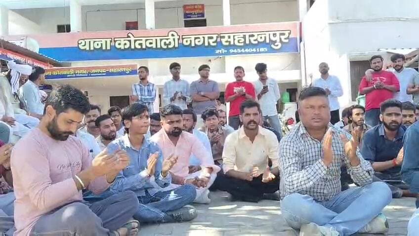 सहारनपुर: सहारनपुर में गोहत्या के मामले पर बजरंग दल ने नगर कोतवाली का घेराव किया