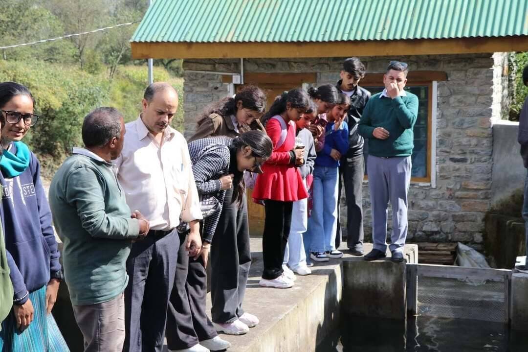 *राजकीय महाविद्यालय चम्बा के प्राणी विज्ञान विभाग द्वारा एक दिवसीय शैक्षणिक भ्रमण के दौरान ट्राउट मत्स्य पालन, वन्यजीव संरक्षण एवं शैक्षणिक आदान-प्रदान के माध्यम से विद्यार्थियों ने अर्जित किया व्यावहारिक ज्ञान*
राजकीय महाविद्यालय चम्बा के प्राणी विज्ञान विभाग द्वारा विद्यार्थियों को प्राणी विज्ञान विषय से संबंधित व्यावहारिक एवं क्षेत्रीय ज्ञान प्रदान करने के उद्देश्य से एक दिवसीय शैक्षणिक भ्रमण का आयोजन किया गया। इस भ्रमण में महाविद्यालय के प्राणी विज्ञान विभाग के द्वितीय एवं तृतीय वर्ष के विद्यार्थियों ने भाग लिया। भ्रमण का नेतृत्व विभाग के सहायक आचार्य डॉ. मनेश तथा प्रोफेसर अविनाश पाल ने किया।
इस शैक्षणिक भ्रमण के दौरान विद्यार्थियों ने भांदल स्थित ट्राउट मत्स्य फार्म तथा गमगुल सियाहबेही वन्यप्राणी अभयारण्य क्षेत्र का दौरा किया। भ्रमण का मुख्य उद्देश्य विद्यार्थियों को जलीय जीवों, मत्स्य पालन की वैज्ञानिक तकनीकों, जैव विविधता, वन्यजीव संरक्षण तथा प्राकृतिक पारिस्थितिकी तंत्र के संबंध में व्यावहारिक जानकारी प्रदान करना था।
भांदल स्थित ट्राउट मत्स्य फार्म के भ्रमण के दौरान मत्स्य पालन विभाग के फील्ड सहायक श्री चन्द्रगुप्त ने विद्यार्थियों को ट्राउट मछली के पालन-पोषण एवं उत्पादन से संबंधित विभिन्न महत्वपूर्ण जानकारियां प्रदान कीं। उन्होंने विद्यार्थियों को ट्राउट मछली की हैचरी व्यवस्था, प्रजनन प्रक्रिया, मत्स्य बीज उत्पादन, मछलियों के लिए उपयुक्त आहार, रेसवे प्रणाली तथा मछलियों के विकास के लिए आवश्यक जल की गुणवत्ता एवं पर्यावरणीय परिस्थितियों के बारे में विस्तारपूर्वक बताया।
उन्होंने विद्यार्थियों को वैज्ञानिक विधियों से मत्स्य पालन करने, मछलियों के स्वास्थ्य एवं संवर्धन का ध्यान रखने तथा मत्स्य पालन को स्वरोजगार एवं आजीविका के एक महत्वपूर्ण साधन के रूप में विकसित करने की संभावनाओं से भी अवगत करवाया। इस दौरान विद्यार्थियों को कक्षा में अर्जित सैद्धांतिक ज्ञान को वास्तविक परिस्थितियों से जोड़ने का अवसर मिला।
शैक्षणिक भ्रमण के अंतर्गत विद्यार्थियों ने गमगुल सियाहबेही वन्यप्राणी अभयारण्य क्षेत्र का भी दौरा किया। यहां विद्यार्थियों को क्षेत्र की प्राकृतिक वन संपदा, वन्यजीवों के आवास, जैव विविधता तथा वन एवं वन्यजीव संरक्षण के महत्व को समझने का अवसर मिला। इस प्रकार के क्षेत्रीय भ्रमण विद्यार्थियों में पर्यावरण के प्रति संवेदनशीलता विकसित करने और प्राकृतिक संसाधनों के संरक्षण के प्रति जागरूकता बढ़ाने में महत्वपूर्ण भूमिका निभाते हैं।
भ्रमण का एक महत्वपूर्ण हिस्सा स्टूडेंट एक्सचेंज कार्यक्रम भी रहा। इसके अंतर्गत प्राणी विज्ञान विभाग के विद्यार्थियों ने राजकीय महाविद्यालय सलूणी तथा राजकीय वरिष्ठ माध्यमिक विद्यालय भांदल का भ्रमण किया। इस दौरान विद्यार्थियों ने संबंधित संस्थानों के शिक्षकों एवं विद्यार्थियों के साथ शैक्षणिक विषयों पर विचारों, अनुभवों और जानकारियों का आदान-प्रदान किया।
इस गतिविधि का उद्देश्य विद्यार्थियों में संवाद कौशल, सहयोग की भावना, शैक्षणिक सहभागिता तथा विभिन्न शिक्षण संस्थानों के बीच आपसी समन्वय को बढ़ावा देना था। इस प्रकार के कार्यक्रम विद्यार्थियों को अपने ज्ञान एवं अनुभव साझा करने के साथ-साथ नए शैक्षणिक वातावरण को समझने का अवसर प्रदान करते हैं।
इस एक दिवसीय शैक्षणिक भ्रमण में प्राणी विज्ञान विभाग के विद्यार्थियों ने उत्साहपूर्वक भाग लिया। इनमें निखिल गौतम, पलक, हरमनप्रीत संधू, ईशा, कविता, फरहान अख्तर, स्नेहा, सलोनी, कविता, पवित्रा, साक्षी, आइशा, दामीनी, प्रीतिका, आंचल, अंशु ठाकुर, भूमिका, दृष्टि, मनीष शर्मा, मिनाक्षी, नंदिनी, रीना, सत्ताक्षी शर्मा, शुभम, स्नेहा, विशाल भारद्वाज, यशीता कृतिका व ज्यावंति सहित अन्य विद्यार्थी उपस्थित रहे।
विभाग द्वारा आयोजित इस शैक्षणिक गतिविधि ने विद्यार्थियों को पाठ्यक्रम आधारित ज्ञान के अतिरिक्त क्षेत्रीय अध्ययन, व्यावहारिक अनुभव, पर्यावरण संरक्षण तथा शैक्षणिक संवाद के महत्व को समझने का अवसर प्रदान किया। इस प्रकार के भ्रमण विद्यार्थियों के सर्वांगीण विकास, वैज्ञानिक दृष्टिकोण तथा विषय के प्रति रुचि को प्रोत्साहित करने में सहायक सिद्ध होते हैं।
शैक्षणिक भ्रमण के दौरान राजकीय महाविद्यालय सलूणी के प्राचार्य, राजकीय वरिष्ठ माध्यमिक विद्यालय भांदल के प्राचार्य व अध्यापकों, मत्स्य पालन विभाग के अधिकारियों व कर्मचारिओं का विशेष सहयोग मिला।