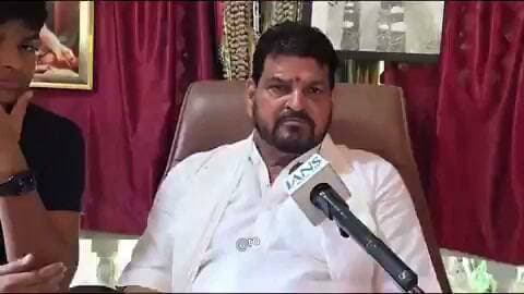 मुसलमानों ने मुझे गोली मारी… फिर बचाने भी मुसलमान आए
बीजेपी नेता बृजभूषण शरण सिंह को सुनिए…!