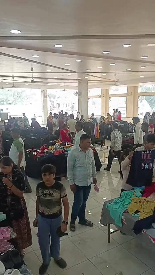 #Sale sale sale,kpde ki mahsale ,#jldi aa jaiye,matr 150;200;250 v 300,350 me hr #tarah ka kpda,devi mandir dharamshala #shahabad markanda me mil rha h,to der kis #bat ki