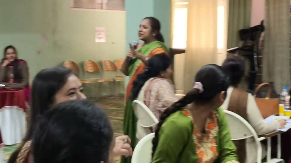 **गुरुकुल इंटरनेशनल सीनियर सेकेंडरी स्कूल, सोलन में आपदा प्रबंधन पर क्षमता संवर्धन कार्यशाला का आयोजन*
सोलन, 17 अक्टूबर 2026। गुरुकुल इंटरनेशनल सीनियर सेकेंडरी स्कूल, सोलन में सीबीएसई (CBSE) के तत्वावधान में शिक्षकों के व्यावसायिक विकास एवं शिक्षण कौशल में उन्नयन के उद्देश्य से आपदा प्रबंधन विषय पर क्षमता संवर्धन कार्यशाला का आयोजन किया गया। इस कार्यशाला का मुख्य उद्देश्य शिक्षकों को विभिन्न प्रकार की आपदाओं, उनसे बचाव के उपायों तथा आपातकालीन परिस्थितियों में सुरक्षा एवं राहत कार्यों के संबंध में जागरूक करना था।
कार्यशाला में श्रीमती नीरज मदान एवं श्रीमती अनीला नायर ने संसाधन व्यक्तियों के रूप में शिक्षकों का मार्गदर्शन किया। उन्होंने विभिन्न गतिविधियों, व्यावहारिक उदाहरणों एवं सहभागितापूर्ण अभ्यासों के माध्यम से आपदा प्रबंधन के महत्वपूर्ण पहलुओं की जानकारी प्रदान की। शिक्षकों को भूकंप, आग लगने, बाढ़ तथा अन्य प्राकृतिक एवं मानवजनित आपदाओं के दौरान अपनाए जाने वाले सुरक्षा उपायों, सुरक्षित निकासी, प्राथमिक उपचार तथा संकट की स्थिति में उचित निर्णय लेने के तरीकों से अवगत कराया गया। उन्होंने बताया कि आपदा के समय धैर्य, सतर्कता, सूझबूझ और सामूहिक सहयोग के माध्यम से संभावित जोखिमों को कम किया जा सकता है।
विद्यालय की प्रधानाचार्या श्रीमती सागरिका बख्शी ने कार्यशाला के महत्व पर प्रकाश डालते हुए सभी शिक्षकों को निर्देशित किया कि वे कार्यशाला में सीखी गई गतिविधियों एवं सुरक्षा संबंधी जानकारियों को नियमित रूप से कक्षा-कक्ष में विद्यार्थियों के साथ साझा करें। उन्होंने कहा कि शिक्षकों का दायित्व केवल विद्यार्थियों को शैक्षणिक ज्ञान प्रदान करना ही नहीं, बल्कि उन्हें जीवन की अप्रत्याशित परिस्थितियों का सामना करने के लिए जागरूक, सतर्क एवं सक्षम बनाना भी है। उन्होंने शिक्षकों को निर्देश दिए कि वे विद्यार्थियों को आपदा के समय सुरक्षित रहने, आवश्यक सावधानियाँ बरतने, उचित निर्णय लेने तथा आवश्यकता पड़ने पर दूसरों की सहायता करने के लिए प्रेरित करें। साथ ही, विद्यालय में नियमित रूप से सुरक्षा संबंधी अभ्यास एवं जागरूकता गतिविधियाँ आयोजित करने के महत्व पर भी बल दिया।
यह कार्यशाला शिक्षकों के ज्ञान एवं व्यावहारिक कौशल को समृद्ध करने के साथ-साथ विद्यालय में सुरक्षित, जागरूक एवं उत्तरदायी वातावरण विकसित करने की दिशा में एक सार्थक पहल सिद्ध हुई। इस प्रकार के प्रशिक्षण कार्यक्रम शिक्षकों को प्रभावी शिक्षण विधियों से परिचित कराते हैं तथा विद्यार्थियों के सर्वांगीण विकास और सुरक्षा सुनिश्चित करने में महत्वपूर्ण भूमिका निभाते हैं।