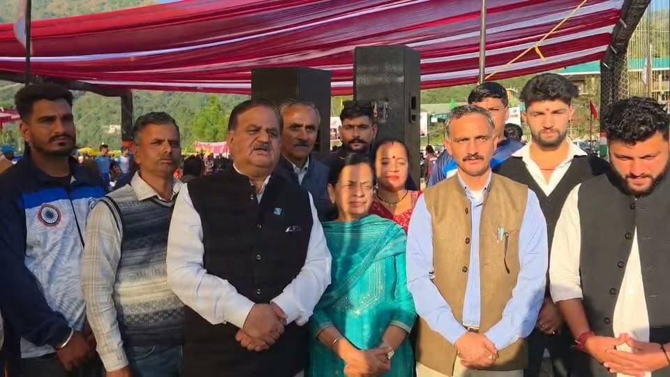 ढोल की जुबड़ में डॉ. राजेश कश्यप एवं जिला परिषद अध्यक्ष शीला कुमारी का जोरदार स्वागत, खिलाड़ियों का बढ़ाया उत्साह
सोलन। आज ढोल की जुबड़ में आयोजित कार्यक्रम में डॉ. राजेश कश्यप एवं जिला परिषद अध्यक्ष श्रीमती शीला कुमारी ने मुख्य अतिथि के रूप में शिरकत की। इस अवसर पर स्थानीय लोगों द्वारा दोनों अतिथियों का जोरदार स्वागत किया गया।
कार्यक्रम के दौरान डॉ. राजेश कश्यप एवं शीला कुमारी ने खिलाड़ियों का उत्साहवर्धन किया तथा उन्हें खेलों में बेहतर प्रदर्शन करने के लिए प्रोत्साहित किया। उन्होंने कहा कि खेल युवाओं के सर्वांगीण विकास में महत्वपूर्ण भूमिका निभाते हैं। खेलों से युवाओं में अनुशासन, आत्मविश्वास, मेहनत और टीम भावना का विकास होता है।
उन्होंने युवाओं को खेलों के प्रति प्रेरित करते हुए कहा कि ग्रामीण क्षेत्रों में प्रतिभाओं की कोई कमी नहीं है। उचित प्रोत्साहन और अवसर मिलने से युवा अपनी प्रतिभा के दम पर क्षेत्र एवं प्रदेश का नाम रोशन कर सकते हैं।
इस अवसर पर डांगरी पंचायत के प्रधान सन्नी ठाकुर जी भी विशेष रूप से उपस्थित रहे। सभी ने खिलाड़ियों का उत्साह बढ़ाया और युवाओं को खेलों में आगे बढ़ने के लिए प्रेरित किया।
कार्यक्रम में स्थानीय लोगों एवं खेल प्रेमियों का उत्साह देखने योग्य रहा। डॉ. राजेश कश्यप ने क्षेत्रवासियों द्वारा दिए गए स्नेह और सम्मान के लिए आभार व्यक्त किया।
डॉ. राजेश कश्यप का संदेश: युवाओं को खेलों के माध्यम से आगे बढ़ने के अवसर मिलें, ताकि वे अपनी प्रतिभा से समाज और प्रदेश का नाम रोशन कर सकें।
#DrRajeshKashyap #SheilaKumari #Solan #BJPHimachal #SportsPromotion #YouthEmpowerment #SolanAssembly #Mission2027