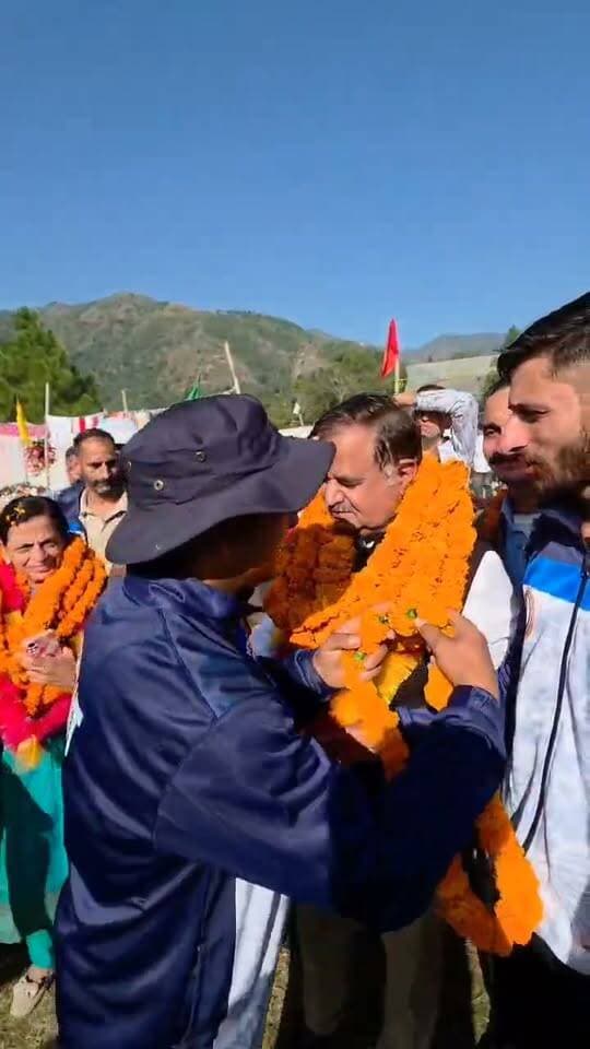 ढोल की जुबड़ में डॉ. राजेश कश्यप एवं जिला परिषद अध्यक्ष शीला कुमारी का जोरदार स्वागत, खिलाड़ियों का बढ़ाया उत्साह
सोलन। आज ढोल की जुबड़ में आयोजित कार्यक्रम में डॉ. राजेश कश्यप एवं जिला परिषद अध्यक्ष श्रीमती शीला कुमारी ने मुख्य अतिथि के रूप में शिरकत की। इस अवसर पर स्थानीय लोगों द्वारा दोनों अतिथियों का जोरदार स्वागत किया गया।
कार्यक्रम के दौरान डॉ. राजेश कश्यप एवं शीला कुमारी ने खिलाड़ियों का उत्साहवर्धन किया तथा उन्हें खेलों में बेहतर प्रदर्शन करने के लिए प्रोत्साहित किया। उन्होंने कहा कि खेल युवाओं के सर्वांगीण विकास में महत्वपूर्ण भूमिका निभाते हैं। खेलों से युवाओं में अनुशासन, आत्मविश्वास, मेहनत और टीम भावना का विकास होता है।
उन्होंने युवाओं को खेलों के प्रति प्रेरित करते हुए कहा कि ग्रामीण क्षेत्रों में प्रतिभाओं की कोई कमी नहीं है। उचित प्रोत्साहन और अवसर मिलने से युवा अपनी प्रतिभा के दम पर क्षेत्र एवं प्रदेश का नाम रोशन कर सकते हैं।
इस अवसर पर डांगरी पंचायत के प्रधान सन्नी ठाकुर जी भी विशेष रूप से उपस्थित रहे। सभी ने खिलाड़ियों का उत्साह बढ़ाया और युवाओं को खेलों में आगे बढ़ने के लिए प्रेरित किया।
कार्यक्रम में स्थानीय लोगों एवं खेल प्रेमियों का उत्साह देखने योग्य रहा। डॉ. राजेश कश्यप ने क्षेत्रवासियों द्वारा दिए गए स्नेह और सम्मान के लिए आभार व्यक्त किया।
डॉ. राजेश कश्यप का संदेश: युवाओं को खेलों के माध्यम से आगे बढ़ने के अवसर मिलें, ताकि वे अपनी प्रतिभा से समाज और प्रदेश का नाम रोशन कर सकें।
#DrRajeshKashyap #SheilaKumari #Solan #BJPHimachal #SportsPromotion #YouthEmpowerment #SolanAssembly #Mission2027