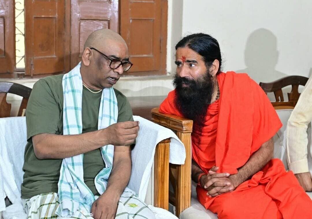 नेमरा पहुंचे बाबा रामदेव, दिवंगत रूपी सोरेन को दी श्रद्धांजलि
रामगढ़: प्रसिद्ध योग गुरु स्वामी रामदेव रविवार को झारखंड के मुख्यमंत्री हेमंत सोरेन के पैतृक गांव नेमरा पहुंचे। यहां उन्होंने मुख्यमंत्री की दिवंगत माता रूपी सोरेन की स्मृति में आयोजित संस्कार भोज में हिस्सा लिया और उन्हें भावभीनी श्रद्धांजलि दी।
स्वामी रामदेव ने दिवंगत रूपी सोरेन की तस्वीर पर पुष्प अर्पित कर उन्हें नमन किया। इसके बाद उन्होंने मुख्यमंत्री हेमंत सोरेन और उनके परिवार के सदस्यों से मुलाकात की और इस दुख की घड़ी में अपनी संवेदनाएं व्यक्त कीं।
स्वामी रामदेव ने ईश्वर से दिवंगत आत्मा की शांति और शोकाकुल परिवार को इस दुख को सहने की शक्ति देने की प्रार्थना की।
इस दौरान मुख्यमंत्री हेमंत सोरेन और उनके परिजनों ने स्वामी रामदेव के नेमरा पहुंचने और संवेदना व्यक्त करने के लिए उनका आभार जताया।
#BabaRamdev #HemantSoren #RoopiSoren #Nemra #Ramgarh #JharkhandNews #Jharkhand #HemantSorenNews #SwamiRamdev #LoktantraBharat #झारखंड_समाचार #हेमंत_सोरेन #बाबा_रामदेव #रूपी_सोरेन #नेमरा