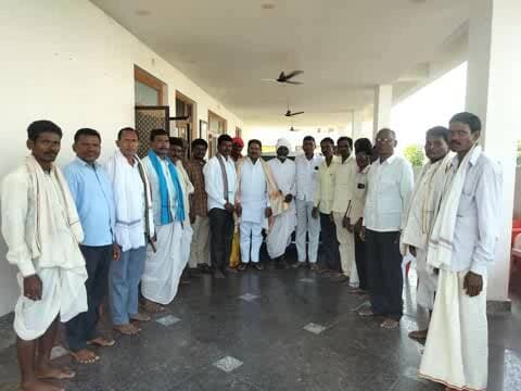 అదిలాబాద్ అర్బన్: బిర్సయిపేట సమస్యలపై మాజీ ఎంపీ సోయం బాపూరావును కలిసిన ఆదివాసులు