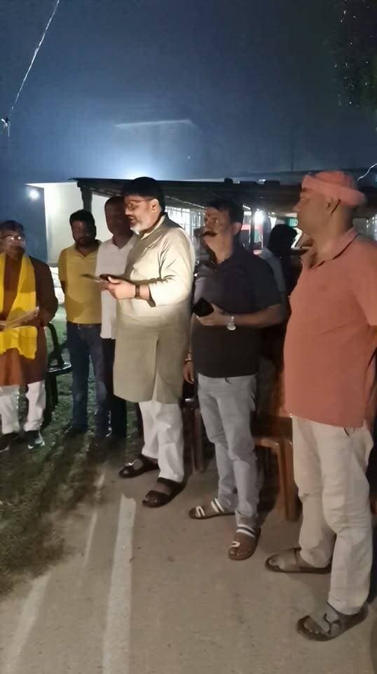 MLC प्रत्याशी रजनीश रंजन क्षेत्र भ्रमण के दौरान सिंहेश्वर प्रखंड के गहुमनी में चुनावी प्रचार करते हुए