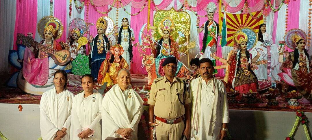 औरंगाबाद में चैतन्य देवियों की झांकी ने दिया आध्यात्मिक जागृति का संदेश।
दशहरा पर एएम कॉलेज में तीन दिवसीय आयोजन, नारी शक्ति और दैवी गुणों को अपनाने की दी गई प्रेरणा।
औरंगाबाद। प्रजापिता ब्रह्माकुमारी ईश्वरीय विश्वविद्यालय, औरंगाबाद के तत्वावधान में दशहरा के अवसर पर अनुग्रह मेमोरियल कॉलेज परिसर में तीन दिवसीय चैतन्य देवियों की मनमोहक झांकी प्रस्तुत की गई।
झांकी का शुभारंभ नगर थाना प्रभारी बबन बैठा, भाजपा के जिला प्रवक्ता जितेंद्र गुप्ता तथा ब्रह्माकुमारीज औरंगाबाद की मुख्य संचालिका राजयोगिनी सविता दीदी ने संयुक्त रूप से दीप प्रज्वलित कर किया।
इस मनमोहक झांकी के माध्यम से श्रद्धालुओं को जीवंत देवी स्वरूपों के दर्शन कराए गए। झांकी ने न केवल लोगों को आकर्षित किया, बल्कि आध्यात्मिकता, पवित्रता और नारी शक्ति का संदेश भी दिया। देवी स्वरूपों के माध्यम से शांति, प्रेम, करुणा, त्याग, तपस्या और पवित्रता जैसे दैवी गुणों को जीवन में धारण करने की प्रेरणा दी गई।
कार्यक्रम में नारी शक्ति के महत्व को रेखांकित करते हुए समाज में सकारात्मकता, नैतिकता और सद्भावना को बढ़ावा देने पर बल दिया गया।
ब्रह्माकुमारीज की मुख्य संचालिका राजयोगिनी सविता दीदी ने बताया कि संस्था राजयोग ध्यान और आध्यात्मिक ज्ञान के माध्यम से समाज में सकारात्मक परिवर्तन लाने का प्रयास कर रही है। इसका उद्देश्य लोगों को आत्मिक शांति और नैतिक मूल्यों की ओर प्रेरित करना है।
आयोजकों के अनुसार, यह झांकी नवमी तिथि तक चलेगी, जो धार्मिक एवं सांस्कृतिक चेतना को जागृत करने के साथ लोगों को आध्यात्मिक मूल्यों को जीवन में अपनाने की प्रेरणा देगी।