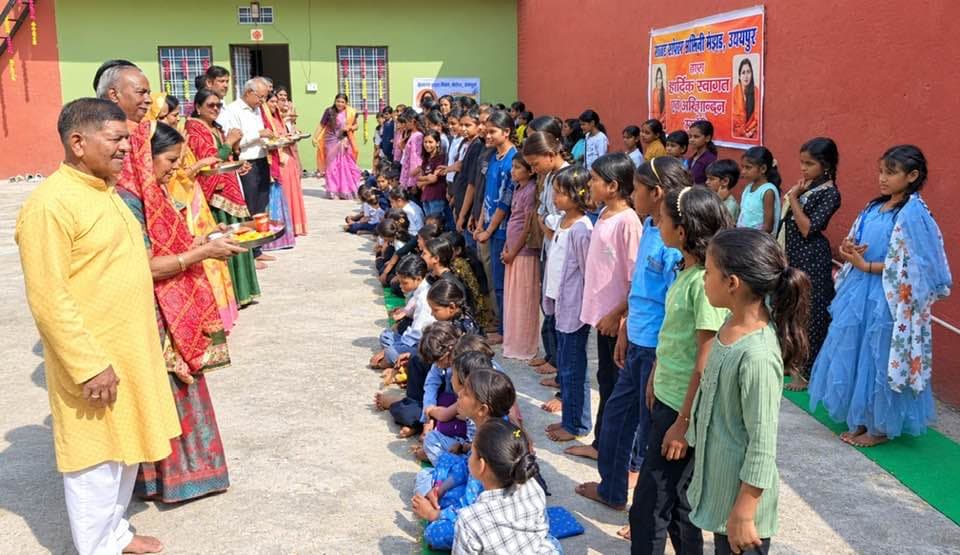 शारदीय नवरात्रि पर 121 कन्याओं का विधि-विधान से पूजन, उपहार भेंट कर लिया आशीर्वाद
उदयपुर : शारदीय नवरात्रि के पावन अवसर पर वात्सल्य सेवा समिति मेवाड़, उदयपुर एवं राजाराम राष्ट्रीय सेवा संस्थान के संयुक्त तत्वावधान में आर के पूरम स्थित गोविंद विला में 121 कन्याओं का विधि-विधान एवं मंत्रोच्चार के साथ पूजन किया गया। कार्यक्रम में कन्याओं को देवी स्वरूप मानकर उनका चरण प्रक्षालन, चरण पूजन, तिलक, अक्षत एवं पुष्प अर्पण कर पूजा-अर्चना की गई। इसके पश्चात कन्याओं की कलाइयों पर मौली बांधी गई और आरती उतारकर भोजन प्रसाद ग्रहण करवाया गया। अंत में सभी कन्याओं को उपहार भेंट कर उनका आशीर्वाद लिया गया।
खुशी निकेत मालपानी, समिति के सह महामंत्री राकेश मूंदड़ा, महिला मंत्री मंजू मूंदड़ा, भाजपा शहर महामंत्री देवीलाल सालवी, वार्ड 42 की डॉ. खुशी गमेती, समिति अध्यक्ष प्रकाश अग्रवाल एवं वरिष्ठ उपाध्यक्ष एम.एल. अग्रवाल के आतिथ्य में आयोजित कार्यक्रम में समिति के सह महामंत्री गोपाल कनेरिया ने वैदिक मंत्रोच्चार के साथ पूजन की विधियां संपन्न करवाईं। इस अवसर पर कन्या पूजन के माध्यम से नारी शक्ति के सम्मान, संस्कारों के संरक्षण तथा धार्मिक परंपराओं के महत्व का संदेश दिया गया।
आयोजन को सफल बनाने में अध्यक्ष सुधा अग्रवाल,मनीता गुप्ता, भगवती अग्रवाल, निशा गुप्ता, चित्रा अग्रवाल, हिमांगी भट्ट, डॉ. सुहास अग्रवाल, नरेश व्यास, सुनील भट्ट एवं गजानन पांडे का सहयोग रहा।
कार्यक्रम में श्रद्धा, भक्ति एवं उत्साह का वातावरण रहा। सभी उपस्थितजनों ने कन्याओं का पूजन कर सुख-समृद्धि, शांति एवं मंगलमय जीवन की कामना की।
News by:
गोपाल कनेरिया
सह महामंत्री
9413479996