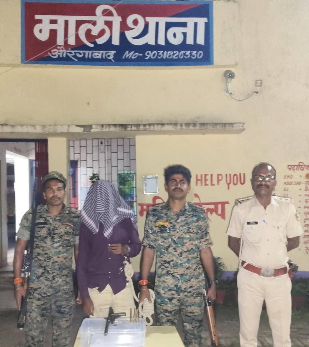 औरंगाबाद में हथियार से मारपीट करने वाला आरोपी गिरफ्तार, देशी कट्टा और 3 जिंदा कारतूस बरामद।
औरंगाबाद जिले के माली थाना क्षेत्र में अवैध हथियार का भय दिखाकर घर में मारपीट करने के मामले में पुलिस ने त्वरित कार्रवाई करते हुए एक अभियुक्त को गिरफ्तार किया है। गिरफ्तार अभियुक्त के पास से 01 देशी कट्टा और 03 जिंदा कारतूस बरामद किया गया है।
घटना के संबंध में बताया गया कि दिनांक 17.10.2026 को रात्रि 09:00 बजे माली थाना में प्रतिनियुक्त डायल-112 टीम को सूचना मिली कि ग्राम-करहरी में रंजीत राम अवैध हथियार का भय दिखाकर अपने ही घर में मारपीट कर रहा है।
सूचना के सत्यापन और आवश्यक कार्रवाई हेतु औरंगाबाद पुलिस की टीम जब ग्राम-करहरी पहुंची तो रंजीत राम हाथ में एक देशी कट्टा लहराते हुए पाया गया। पुलिस बल के सहयोग से उसे पकड़ा गया। तलाशी के क्रम में उसके पास से 03 जिंदा कारतूस और 01 देशी कट्टा बरामद किया गया। बरामद हथियार को विधिवत जब्त कर रंजीत राम को गिरफ्तार कर लिया गया।
पूछताछ के क्रम में गिरफ्तार अभियुक्त ने अपना अपराध स्वीकार कर लिया और बताया कि घर में आपसी विवाद को लेकर उसने हथियार का भय दिखाकर मारपीट की थी।
इस संबंध में माली थाना कांड संख्या-201/26, दिनांक-17.10.2026, धारा-25(1-बी)ए/26 आर्म्स एक्ट के अंतर्गत कांड दर्ज किया गया है। गिरफ्तार अभियुक्त को न्यायिक हिरासत में भेजा जा रहा है।