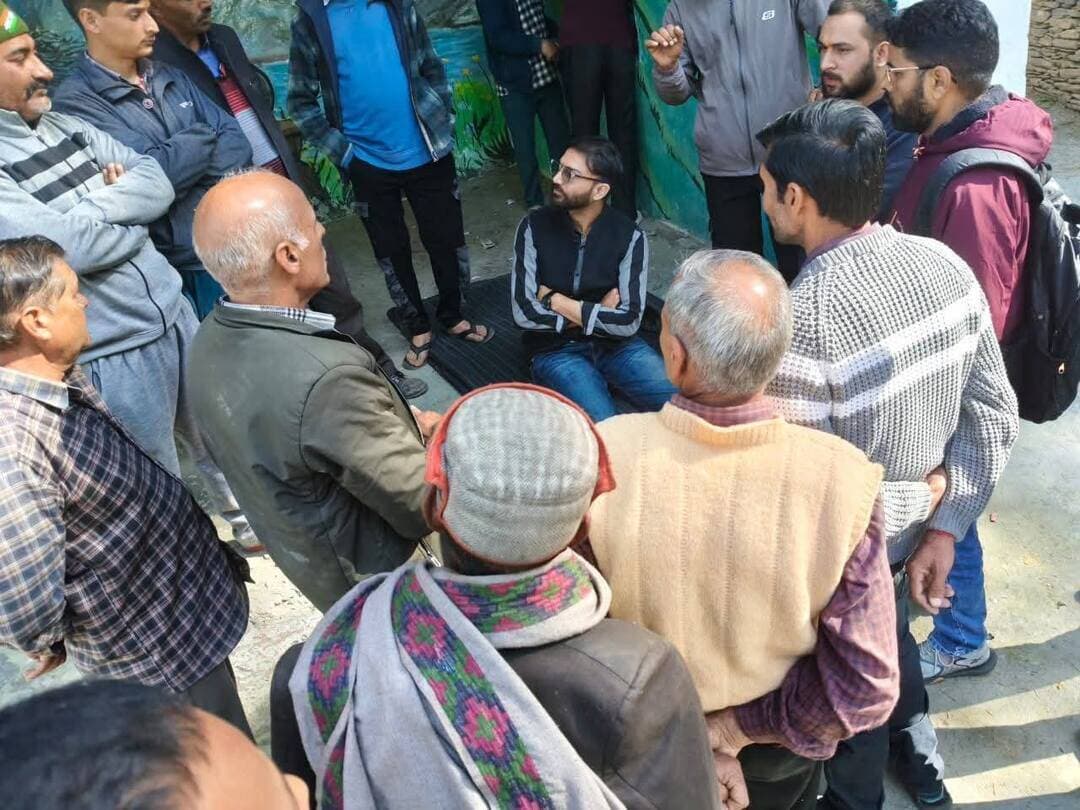 ग्राम पंचायत सुनारा के कुंडी गांव में युवा संवाद, सचिन ठाकुर ने सुनीं जनसमस्याएं
वरिष्ठ नागरिकों का मार्गदर्शन और युवाओं का उत्साह जनसेवा की प्रेरणा : सचिन ठाकुर
हिमाचल 84 टीवी ब्यूरो कुंडी (सुनारा), 18 अक्टूबर।
ग्राम पंचायत सुनारा के कुंडी गांव स्थित श्री लक्ष्मीनारायण मंदिर परिसर में रविवार को युवा संवाद कार्यक्रम आयोजित किया गया। इस दौरान सचिन ठाकुर ने पंचायत के प्रबुद्ध जनों, वरिष्ठ नागरिकों और युवा साथियों के साथ संवाद कर क्षेत्र की विभिन्न स्थानीय समस्याओं और जनहित से जुड़े मुद्दों पर चर्चा की। कार्यक्रम में युवाओं के साथ-साथ वरिष्ठ नागरिकों ने भी अपनी भागीदारी सुनिश्चित करते हुए क्षेत्र के विकास और जनसमस्याओं के समाधान से जुड़े विषय साझा किए।
संवाद के दौरान सामने आई समस्याओं को गंभीरता से लेते हुए सचिन ठाकुर ने कहा कि क्षेत्र के लोगों की समस्याओं का समाधान उनकी प्राथमिकता है। उन्होंने कहा कि अपने पिता एवं एपीएमसी चंबा के अध्यक्ष ललित ठाकुर के आशीर्वाद से संबंधित विभागों और प्रशासन के समक्ष इन मुद्दों को उठाया जाएगा तथा उनके शीघ्र समाधान के लिए हरसंभव प्रयास किए जाएंगे।
सचिन ठाकुर ने कहा कि युवा संवाद कार्यक्रम का उद्देश्य युवाओं, वरिष्ठ नागरिकों और समाज के प्रबुद्ध लोगों के साथ सीधा संपर्क स्थापित करना तथा क्षेत्र की वास्तविक समस्याओं को समझकर उनके समाधान की दिशा में पहल करना है। उन्होंने कहा कि इन कार्यक्रमों के माध्यम से जहां युवाओं को अपनी बात रखने का अवसर मिल रहा है, वहीं वरिष्ठ नागरिकों का अनुभव, मार्गदर्शन और आशीर्वाद भी प्राप्त हो रहा है।
उन्होंने युवा साथियों के जोश और उत्साह के साथ वरिष्ठ नागरिकों से मिल रहे स्नेह एवं सहयोग के लिए आभार व्यक्त किया। सचिन ठाकुर ने कहा कि लोगों का विश्वास और मार्गदर्शन उन्हें जनसेवा के मार्ग पर आगे बढ़ने की प्रेरणा देता है। उन्होंने क्षेत्रवासियों को आश्वस्त किया कि जनहित से जुड़े मुद्दों को संबंधित अधिकारियों तक पहुंचाकर उनके समाधान के लिए निरंतर प्रयास जारी रहेंगे।