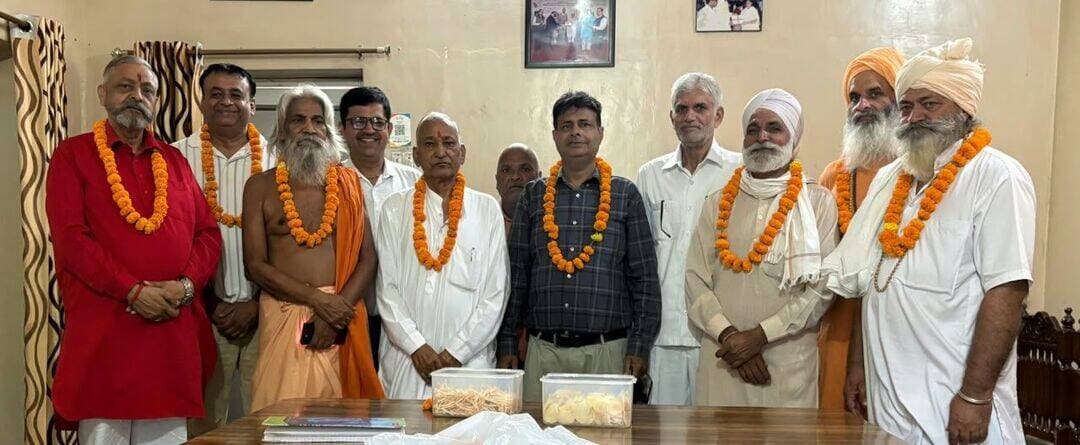 जितेंद्र शर्मा लगातार तीसरी बार गौशाला महासंघ कुरुक्षेत्र के अध्यक्ष चुने गए
--------------
आम सभा की बैठक में सर्वसम्मति से हुआ कार्यकारिणी का गठन, ओम प्रकाश शर्मा रहे चुनाव अधिकारी
कुरुक्षेत्र, 18 अक्टूबर (सोनिका वधवा)। धर्मनगरी कुरुक्षेत्र में गौशाला महासंघ कुरुक्षेत्र की आम सभा की बैठक गीता धाम गौशाला के कार्यालय में आयोजित की गई। बैठक में जितेंद्र पाल शर्मा को सर्वसम्मति से लगातार तीसरी बार जिला गौशाला महासंघ कुरुक्षेत्र का अध्यक्ष चुना गया। चुनाव अधिकारी ओम प्रकाश शर्मा की उपस्थिति में महासंघ की नई कार्यकारिणी का गठन किया गया। सभी सदस्यों ने सर्वसम्मति से चुनाव प्रक्रिया को स्वीकार किया।
बैठक में गठित कार्यकारिणी के अनुसार, जितेंद्र पाल शर्मा को अध्यक्ष, पेहवा के सुरेंद्र गोयल सोनू को उपाध्यक्ष, देवी दयाल शर्मा को सचिव तथा श्याम लाल गर्ग को कोषाध्यक्ष की जिम्मेदारी सौंपी गई। वहीं, मनिंदर कुमार मौदगिल और संजीव हंस को संरक्षक बनाया गया।
इसके अलावा हाकम सिंह, स्वामी सत्यानंद, मनीष कुमार, देशराज और महावीर सिंगला को कार्यकारिणी सदस्य बनाया गया। बैठक में उपस्थित सभी सदस्यों ने नई कार्यकारिणी पर सहमति जताते हुए चुनाव को सर्वसम्मति से संपन्न करवाया।
इस अवसर पर हरभजन सिंह, हाकम सिंह, श्याम लाल गर्ग, महावीर सिंगला, मनिंदर कुमार मौदगिल, जितेंद्र शर्मा, स्वामी सत्यानंद, मनीष कुमार, देवी दयाल शर्मा, भगवान दास, सुरेंद्र गोयल, सोमनाथ, संजीव हंस और देशराज अग्रवाल सहित अन्य सदस्य उपस्थित रहे।