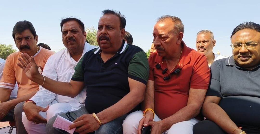 धर्मक्षेत्र दशहरा कमेटी के दशहरा उत्सव में मुख्यातिथि होंगे नेता एवं अभिनेता राज बब्बर, विधायक अशोक अरोड़ा करेंगे अध्यक्षता
पद्मश्री महावीर गुड्डू देंगे सांस्कृतिक कार्यक्रर्मों की प्रस्तुति, रावण दहन से पहले निकाली जाएगी भगवान श्री राम की भव्य शोभायात्रा
मैं रावण हूं बोला हुआ पुतला होगा आकर्षण का केंद्र ,सोने की लंका का भी किया जाएगा दहन, नगरवासियों से उत्सव का न्योता
डॉ. राजेश वधवा/कुरुक्षेत्र खबरनामा
कुरुक्षेत्र, 18 अक्टूबर। धर्मक्षेत्र दशहरा कमेटी की ओर से 20 अक्टूबर दिन मंगलवार को ब्रह्मसरोवर के पूर्वी तट (18 मंजिला गीता ज्ञान मंदिर के पास) पर केडीबी मेला ग्राउंड में दशहरा उत्सव धूमधाम से मनाया जाएगा। उत्सव को लेकर तैयारियां पूरी कर ली गई हैं। कार्यक्रम में फिल्म अभिनेता एवं पूर्व सांसद राज बब्बर मुख्य अतिथि होंगे, जबकि थानेसर के विधायक एवं धर्मक्षेत्र दशहरा कमेटी के संरक्षक अशोक अरोड़ा कार्यक्रम की अध्यक्षता करेंगे। उत्सव में दोपहर तीन बजे से पद्मश्री महावीर गुड्डू सांस्कृतिक कार्यकर्मों की प्रस्तुति देंगे।
यह जानकारी कमेटी के सदस्यों ने आयोजन स्थल पर पत्रकारों को संबोधित करते हुए दी। कमेटी के सदस्य एवं पूर्व पार्षद विवेक मेहता विक्की ने बताया कि दशहरा उत्सव में रावण, कुंभकरण और मेघनाथ के पुतलों का दहन किया जाएगा। इसके साथ ही सांस्कृतिक कार्यक्रम और रंगीन आतिशबाजी भी होगी। इससे पहले 20 अक्टूबर को सुबह 11 बजे जनता स्कूल के पास अंबेडकर भवन से भगवान श्रीराम की शोभायात्रा निकाली जाएगी। वैदिक मंत्रोच्चार के साथ शोभायात्रा का शुभारंभ होगा। शोभायात्रा रोटरी चौक, छोटा बाजार, सीकरी चौक, पालिका बाजार, आहलूवालिया चौक और अंबेडकर चौक, गुरुद्वारा छठी पातशाही चौक से सन्निहित सरोवर से होते हुए मेला ग्राउंड पहुंचेगी। जहां शानदार और भव्य आतिशबाजी होगी। रावण दहन से पहले सोने की लंका का दहन होगा। रावण का पुतला मैं रावण हूं बोलता और हंसता हुआ दिखेगा।
शोभायात्रा का शहर में जगह-जगह धार्मिक और सामाजिक संस्थाओं की ओर से स्वागत किया जाएगा। इसके लिए स्वागत द्वार भी बनाए गए हैं। शोभायात्रा में दिल्ली से बुलाया गया बैंड और आकर्षक झांकियां लोगों के आकर्षण का केंद्र रहेंगी। भगवान श्रीराम की शोभायात्रा के बाद मेला ग्राउंड में दशहरा उत्सव के मुख्य कार्यक्रम होंगे। उन्होंने नगर वासियों से धर्मक्षेत्र दशहरा कमेटी द्वारा आयोजित दशहरा उत्सव मे बढ़-चढ़कर भाग लेने का न्योता दिया। इस अवसर पर अखिल भारतीय तीर्थ पुरोहित सभा के पूर्व राष्ट्रीसय अध्यक्ष पंडित श्रीप्रकाश मिश्रा, एडवोकेट दीनानाथ अरोड़ा, वैश्य अग्रवाल पंचायत के प्रधान विशाल सिंगला, अग्रसेन पब्लिक स्कूल के प्रधान नितिन गोयल बंटू, श्री ब्राह्मण एवं तीर्थोद्धार सभा के प्रधान महासचिव रामपाल शर्मा, इम्प्रूवमेंट ट्रस्ट के पूर्व चेयरमैन जलेश शर्मा, राधेश्याम गर्ग, विवेक भारद्वाज डब्बू, फतेहचंद गांधी, सौरभ गर्ग, पूर्व पार्षद गौरव शर्मा गौरी, डॉ. श्याम लाल आहूजा, श्याम सुंदर तिवारी, कुलदीप हथीरा, हिमांशु अरोड़ा, सुनील कक्कड़, विशाल मौदगिल, रविदास मंदिर सभा के पूर्व प्रधान सूरजभान कटारिया, पूर्व पार्षद बलबीर सिंह, दीपक वर्मा सहित अन्य सदस्य मौजूद रहे।
फोटो कैप्शन:- केडीबी मेला ग्राउंड में पत्रकारों से बातचीत करते धर्मक्षेत्र दशहरा कमेटी के सदस्य।