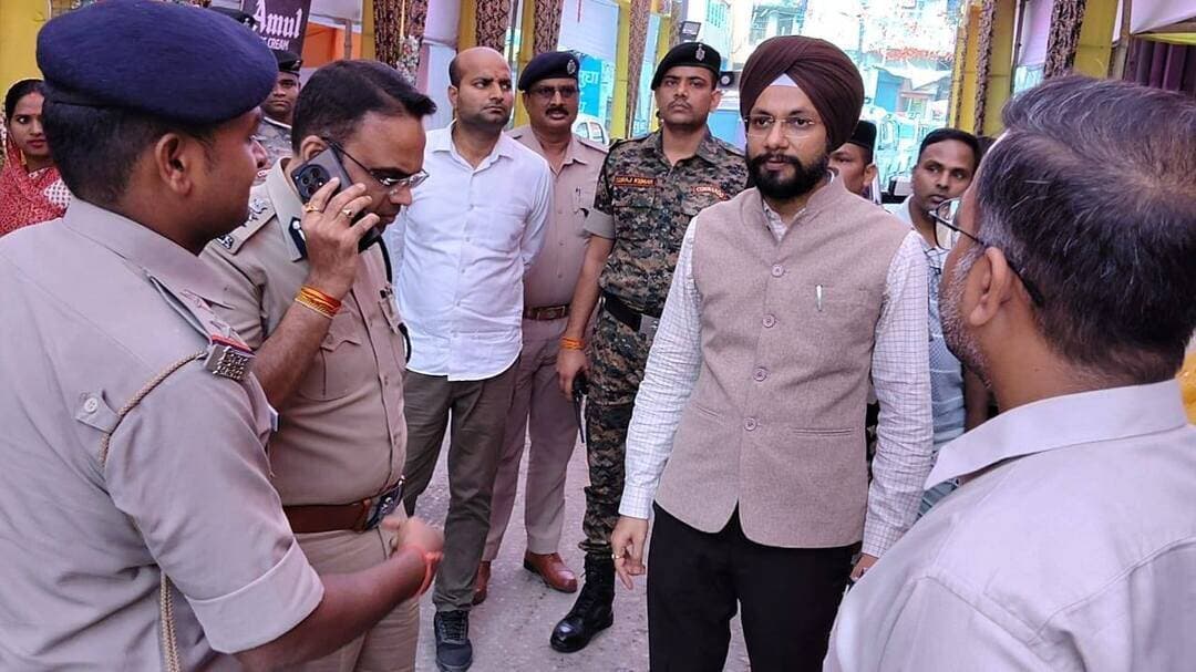 जिला पदाधिकारी एवं वरीय पुलिस अधीक्षक ने दुर्गा पूजा अष्टमी के अवसर पर बेतिया शहर के विभिन्न पूजा पंडालों का किया निरीक्षण।
सुरक्षा एवं विधि-व्यवस्था का लिया जायजा।
दुर्गा पूजा (दशहरा) को शांतिपूर्ण, सुरक्षित एवं सौहार्दपूर्ण वातावरण में सम्पन्न कराने के उद्देश्य से जिला प्रशासन पूरी तरह मुस्तैद है। इसी क्रम में आज दुर्गा पूजा अष्टमी के अवसर पर जिला पदाधिकारी, पश्चिम चम्पारण, श्री तरनजोत सिंह एवं वरीय पुलिस अधीक्षक, बेतिया, श्री कुमार गौतम ने बेतिया शहर के विभिन्न दुर्गा पूजा स्थलों एवं पंडालों का निरीक्षण कर सुरक्षा व्यवस्था एवं विधि-व्यवस्था का जायजा लिया।
इस दौरान उन्होंने गैस लाल चौक, उत्तरवारी पोखरा, द्वारदेवी चौक, पावर हाउस चौक सहित शहर के विभिन्न प्रमुख पूजा स्थलों का भ्रमण किया। अधिकारियों ने पूजा पंडालों में श्रद्धालुओं की संभावित भीड़, आवागमन, सुरक्षा व्यवस्था तथा अन्य आवश्यक सुविधाओं का जायजा लेते हुए संबंधित पदाधिकारियों को आवश्यक दिशा-निर्देश दिए।
जिला पदाधिकारी श्री तरनजोत सिंह ने कहा कि दुर्गा पूजा के दौरान श्रद्धालुओं की सुरक्षा एवं सुविधा जिला प्रशासन की सर्वोच्च प्राथमिकता है। सभी पूजा समितियों एवं संबंधित पदाधिकारियों को आपसी समन्वय के साथ कार्य करते हुए यह सुनिश्चित करना है कि पूजा के दौरान किसी भी श्रद्धालु को असुविधा न हो तथा पर्व शांतिपूर्ण एवं सौहार्दपूर्ण वातावरण में सम्पन्न हो।
उन्होंने पूजा आयोजकों को निर्देश दिया कि पंडालों में सुरक्षा मानकों का पूर्ण अनुपालन सुनिश्चित करें। भीड़ प्रबंधन, प्रवेश एवं निकास की समुचित व्यवस्था, अग्नि सुरक्षा, सीसीटीवी कैमरों की क्रियाशीलता तथा अन्य आवश्यक इंतजामों पर विशेष ध्यान दें। साथ ही, किसी भी आपात स्थिति से निपटने के लिए सतर्क एवं तैयार रहें तथा प्रशासन द्वारा जारी दिशा-निर्देशों का पालन करें।
वरीय पुलिस अधीक्षक श्री कुमार गौतम ने भी सुरक्षा व्यवस्था को लेकर पुलिस पदाधिकारियों को सतर्कता एवं मुस्तैदी बनाए रखने का निर्देश दिया, ताकि श्रद्धालु निर्भय होकर पूजा-अर्चना कर सकें और पर्व के दौरान विधि-व्यवस्था संधारण में कोई व्यवधान उत्पन्न न हो।
इस अवसर पर अनुमंडल पदाधिकारी, बेतिया सदर, श्री विकास कुमार, विशेष कार्य पदाधिकारी, जिला गोपनीय शाखा, श्री सुजीत कुमार सहित अन्य प्रशासनिक एवं पुलिस पदाधिकारी उपस्थित थे।
जिला प्रशासन ने आमजन से अपील की है कि वे आपसी भाईचारे, शांति एवं सौहार्द के साथ दुर्गा पूजा मनाएं तथा पर्व को सुरक्षित एवं व्यवस्थित ढंग से सम्पन्न कराने में प्रशासन का सहयोग करें।
Samrat Choudhary
#Navshakti
#DurgaPooja2026
#NariShaktiBiharKiPragati
#samratchoudhary
#CMSamrat