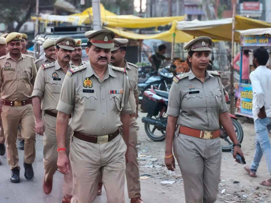 ब्रेकिंग न्यूज़ | मितौली-खीरी
✍️ नवरात्रि पर्व को लेकर मितौली पुलिस अलर्ट, कस्बे में किया पैदल गश्त
✍️मितौली थाना क्षेत्र के कस्बे में नवरात्रि पर्व के मद्देनजर शांति व्यवस्था बनाए रखने और सुरक्षा व्यवस्था को मजबूत करने के लिए थाना प्रभारी दिलीप कुमार चौबे एवं उपनिरीक्षक महिमा पांडेय ने पुलिस बल के साथ पैदल गश्त किया।
✍️ पुलिस टीम ने कस्बे में भ्रमण कर सुरक्षा व्यवस्था का जायजा लिया। त्योहार के दौरान शांति, सौहार्द और कानून व्यवस्था बनाए रखने के उद्देश्य से पुलिस मुस्तैद नजर आई।
INDIA TV 24 NEWS
सच की आवाज़, जनता के साथ
✍️ संपादक: पंकज कुमार गौतम
#nonfollowers #BreakingNews