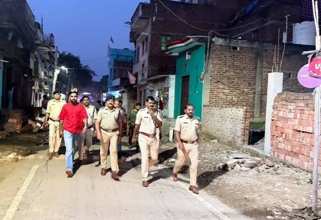 🚔🚨 दशहरा पर्व 2026 को लेकर अरवल शहर में निकाला गया फ्लैग मार्च!
✨ शांति, सुरक्षा एवं सौहार्दपूर्ण वातावरण में पर्व संपन्न कराने को लेकर जिला प्रशासन, अरवल पूरी तरह मुस्तैद!
📍 अरवल | 18 अक्टूबर 2026
जिला पदाधिकारी, अरवल श्रीमती अमृषा बैंस के निर्देशानुसार दशहरा पर्व के अवसर पर विधि-व्यवस्था संधारण, आमजनों में सुरक्षा की भावना को सुदृढ़ करने एवं पर्व के शांतिपूर्ण आयोजन को सुनिश्चित करने के उद्देश्य से अनुमंडल पदाधिकारी श्री संजीव कुमार एवं अनुमंडल पुलिस पदाधिकारी श्री कुमार संजय के नेतृत्व में अरवल शहर के विभिन्न क्षेत्रों में फ्लैग मार्च निकाला गया।
🚔 फ्लैग मार्च के दौरान जनकपुर धाम, शाही मोहल्ला, फरीदाबाद, मल्हीपट्टी, कागजी मोहल्ला, बैदराबाद, उमैराबाद सहित अरवल शहर के विभिन्न प्रमुख मार्गों एवं संवेदनशील क्षेत्रों का भ्रमण किया गया।
👮 फ्लैग मार्च में यातायात डीएसपी श्री राजेश कुमार, जिला पदाधिकारी के विशेष कार्य पदाधिकारी श्री ऋषिकेश तिवारी, सदर थानाध्यक्ष श्री दरबारी चौधरी सहित अन्य पुलिस एवं प्रशासनिक पदाधिकारी उपस्थित रहे।
📢 जिला प्रशासन, अरवल की अपील—
सभी जिलेवासी दशहरा पर्व को आपसी भाईचारे, शांति एवं सौहार्दपूर्ण वातावरण में मनाएँ। किसी भी प्रकार की अफवाहों पर ध्यान न दें तथा विधि-व्यवस्था बनाए रखने में प्रशासन का सहयोग करें।
🙏 आपकी सुरक्षा, हमारी प्राथमिकता!
सतर्क प्रशासन • सुरक्षित अरवल • शांतिपूर्ण दशहरा
#DistrictAdministrationArwal #ArwalPolice #DurgaPuja2026 #Dussehra2026 #FlagMarch #SafeArwal #BiharPolice #PeaceAndHarmony