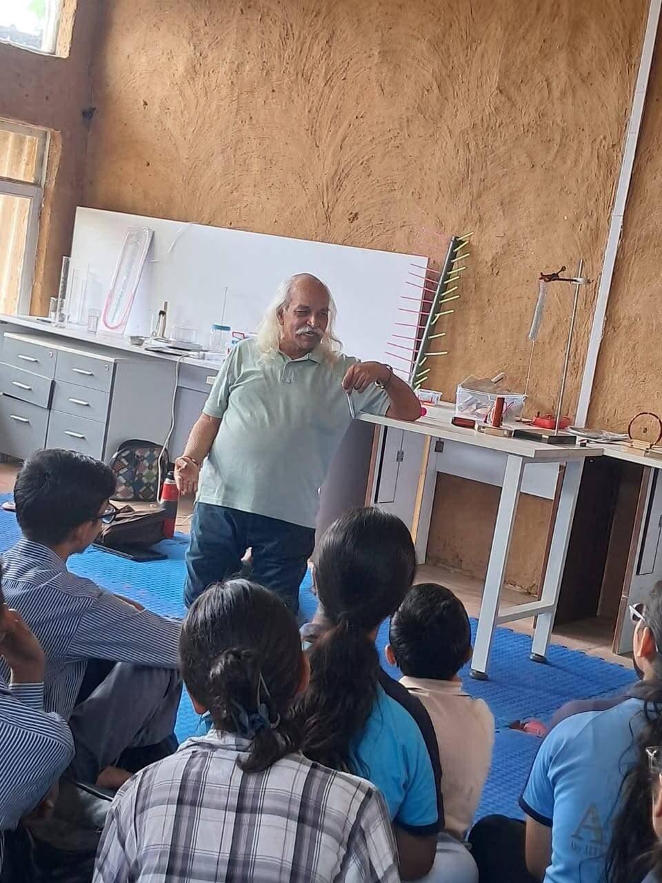सपनों को नई उड़ान!
राजकीय वरिष्ठ माध्यमिक विद्यालय, तावड़ू (GMSSSS TAURU) के 10 विद्यार्थियों को आज प्रो. आर. सी. वर्मा जी से संवाद करने का सुनहरा अवसर मिला। यह अनुभव निश्चित रूप से विद्यार्थियों के ज्ञान, आत्मविश्वास और भविष्य के लक्ष्यों को नई दिशा देने वाला है। 🌟
🙏 श्री दिव्य प्रकाश जी एवं श्रीमती मीनाक्षी जी का हृदय से आभार, जिन्होंने “DONATE AN HOUR” पहल के माध्यम से विद्यार्थियों को ऐसे प्रेरणादायक व्यक्तित्व से जुड़ने और कुछ नया सीखने का शानदार मंच प्रदान किया।
क्योंकि जब अनुभव का साथ मिलता है, तो सपनों को उड़ान मिलती है और संभावनाओं को नई पहचान! 💐
#GMSSSSTauru #DonateAnHour #StudentEmpowerment #InspiringMinds #EducationForAll #नूंहमेवात #शिक्षा_से_सशक्तिकरण #नईसोच_नईउड़ान
