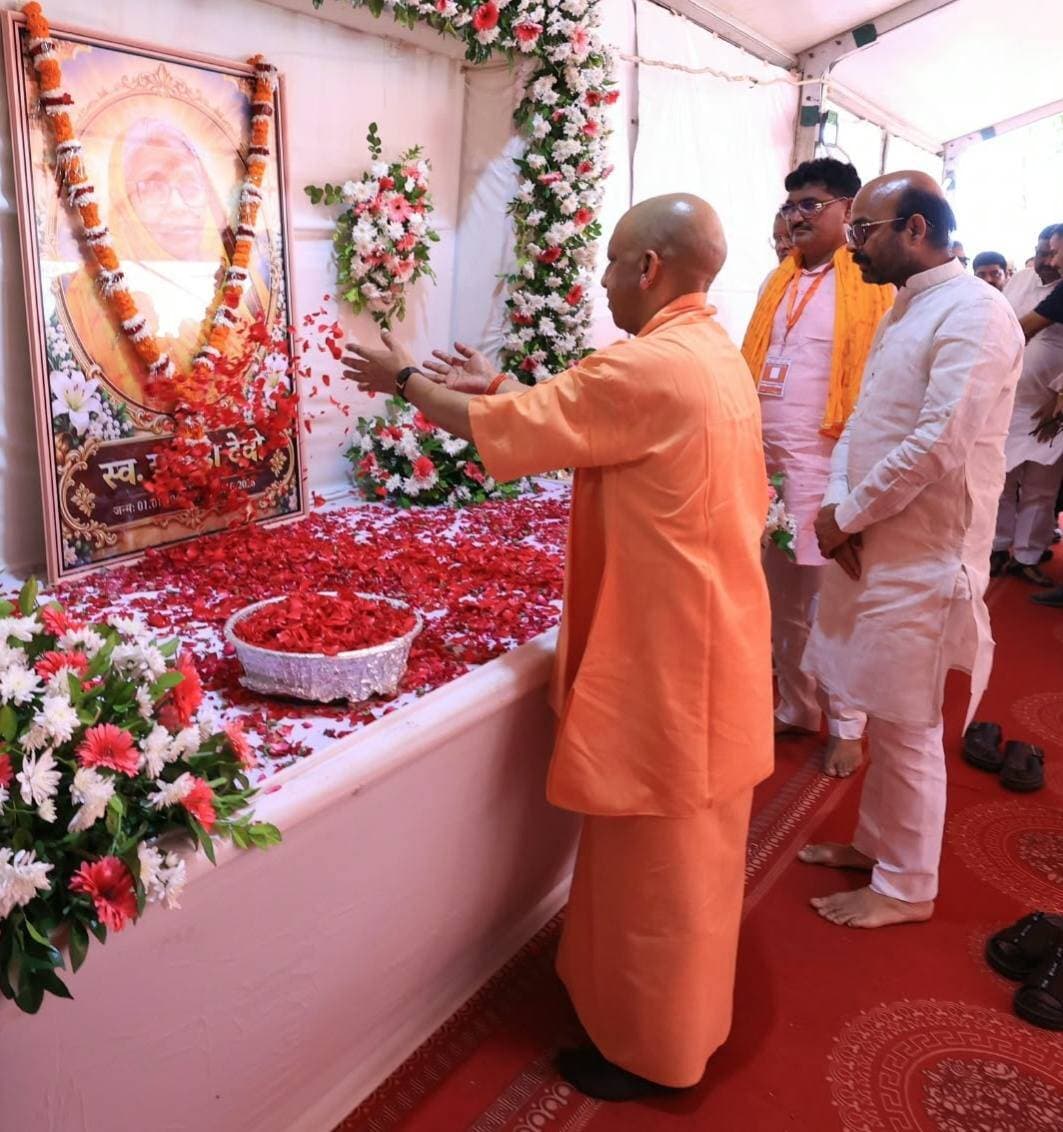 *उत्तर प्रदेश के मुख्यमंत्री योगी आदित्यनाथ जी ने पूर्व सांसद के आवास पहुंचकर दिवंगत माताश्री को दी श्रद्धांजलि*
जनपद बस्ती 18 अक्टूबर 2026, पूर्व निर्धारित कार्यक्रम के अनुसार आज मा. मुख्यमंत्री उत्तर प्रदेश योगी आदित्यनाथ जी का आगमन ग्राम कूड़ी में बनाए गए हेलीपैड पर हुआ।
हेलीपैड से मुख्यमंत्री जी कार द्वारा सीधे राष्ट्रीय महामंत्री, भाजपा एवं पूर्व सांसद के आवास तेलियाजोत पहुँचे। वहाँ उन्होंने उनकी पूज्य माताश्री स्वर्गीय यशोदा देवी जी के चित्र पर पुष्प अर्पित कर विनम्र श्रद्धांजलि दी तथा शोक संतप्त परिजनों से मिलकर गहरी शोक संवेदना व्यक्त की। मुख्यमंत्री जी ने कहा कि पूज्य माताजी का जाना परिवार के लिए अपूरणीय क्षति है। ईश्वर दिवंगत आत्मा को शांति प्रदान करें।
इस अवसर पर भाजपा जिलाध्यक्ष विवेकानंद मिश्र, पूर्व सांसद अष्टभुजा शुक्ल, विधायक हर्रैया अजय सिंह, पूर्व विधायक चंद्र प्रकाश शुक्ल, दयाराम चौधरी, ब्लॉक प्रमुख यशकांत सिंह, राकेश श्रीवास्तव, अनिल दुबे, मंडलायुक्त वैभव श्रीवास्तव, डीआईजी संजीव त्यागी, जिलाधिकारी श्रीमती कृत्तिका ज्योत्सना, पुलिस अधीक्षक ओमवीर सिंह सहित जनप्रतिनिधि एवं अधिकारीगण उपस्थित रहे।
संवाददाता हरी ओम प्रकाश
राष्ट्रीय हिंदी दैनिक कौटिल्य का भारत