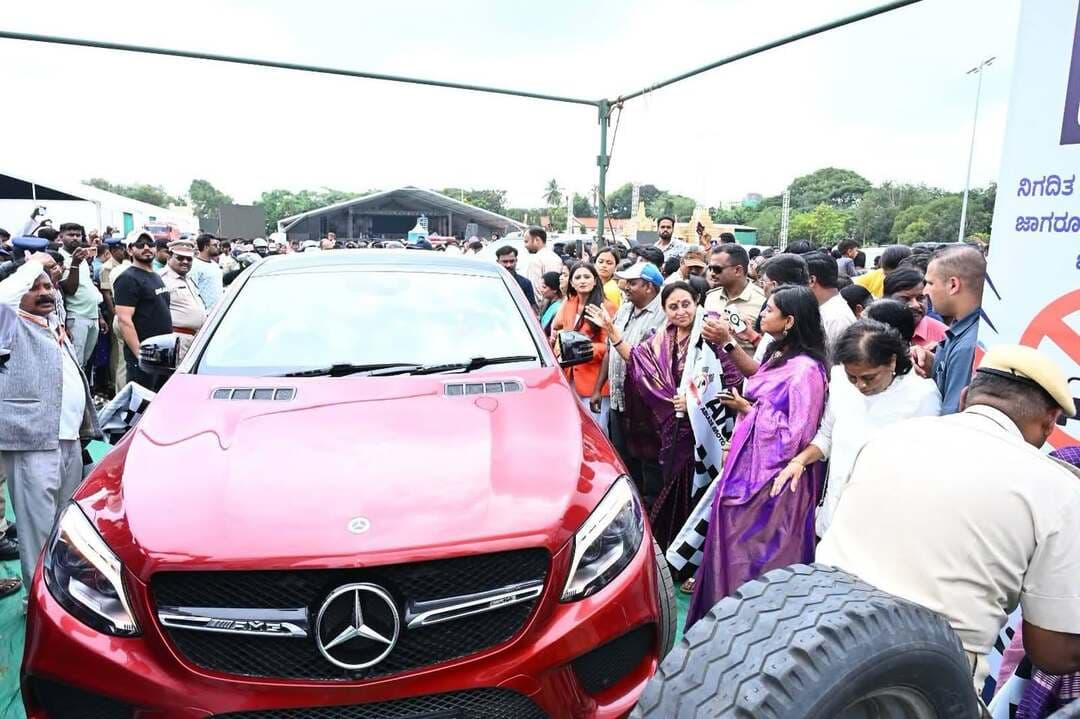 ತುಮಕೂರು ದಸರಾ ಮಹೋತ್ಸವ–2026ರ ಅಂಗವಾಗಿ ಕಾರ್ ರ್ಯಾಲಿಗೆ ಹಸಿರು ನಿಶಾನೆ
ತುಮಕೂರು:ನಾಡಹಬ್ಬ ತುಮಕೂರು ದಸರಾ ಮಹೋತ್ಸವ–2026ರ ಅಂಗವಾಗಿ ಆಯೋಜಿಸಲಾಗಿದ್ದ ಕಾರ್ ರ್ಯಾಲಿಗೆ ಜಿಲ್ಲಾಧಿಕಾರಿ ಅವರು ಹಸಿರು ನಿಶಾನೆ ತೋರುವ ಮೂಲಕ ಚಾಲನೆ ನೀಡಿದರು.
ಈ ಸಂದರ್ಭದಲ್ಲಿ ರ್ಯಾಲಿಯಲ್ಲಿ ಪಾಲ್ಗೊಂಡಿದ್ದ ವಾಹನ ಸವಾರರಿಗೆ ಶುಭ ಹಾರೈಸಿದ ಜಿಲ್ಲಾಧಿಕಾರಿಗಳು, ತುಮಕೂರು ದಸರಾ ಮಹೋತ್ಸವದ ಅಂಗವಾಗಿ ಆಯೋಜಿಸಲಾಗುತ್ತಿರುವ ಇಂತಹ ವೈವಿಧ್ಯಮಯ ಕಾರ್ಯಕ್ರಮಗಳು ಜಿಲ್ಲೆಯ ಸಾಂಸ್ಕೃತಿಕ ಪರಂಪರೆ, ಪ್ರವಾಸೋದ್ಯಮ ಹಾಗೂ ಕ್ರೀಡಾ ಚಟುವಟಿಕೆಗಳಿಗೆ ಉತ್ತೇಜನ ನೀಡುವುದರ ಜೊತೆಗೆ ಸಾರ್ವಜನಿಕರಲ್ಲಿ ಉತ್ಸವದ ಸಂಭ್ರಮವನ್ನು ಹೆಚ್ಚಿಸುತ್ತವೆ ಎಂದು ತಿಳಿಸಿದರು.
ಕಾರ್ಯಕ್ರಮದಲ್ಲಿ ಸಂಬಂಧಪಟ್ಟ ಅಧಿಕಾರಿಗಳು, ರ್ಯಾಲಿಯ ಆಯೋಜಕರು, ವಾಹನ ಸವಾರರು ಹಾಗೂ ಸಾರ್ವಜನಿಕರು ಉಪಸ್ಥಿತರಿದ್ದರು.
#tumakuru #dasara #nammatumakuru #carrally