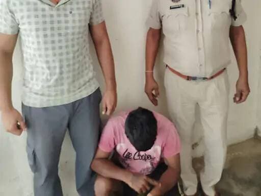 सिरसा में चोरी के मामले में एक आरोपी गिरफ्तार:घर से सोने-चांदी के जेवर ले गया था; निशानदेही पर सामान बरामद....
सिरसा में घर का ताला तोड़कर सोने-चांदी के जेवर और घरेलू सामान चोरी करने के मामले में पुलिस ने एक आरोपी को गिरफ्तार किया है। पुलिस के अनुसार, आरोपी की निशानदेही पर चोरी का पूरा सामान बरामद कर लिया गया है।
एबीवीटी स्टाफ प्रभारी ने बताया कि चतरगढ़ पट्टी निवासी सोनू पुत्र बलवीर सिंह ने सिविल लाइन थाने में शिकायत दर्ज कराई थी। शिकायत के अनुसार, 5 अक्टूबर 2026 को दोपहर के समय अज्ञात युवक उनके घर का ताला तोड़कर जेवर और घरेलू सामान चोरी कर ले गया था।
आरोपी की निशानदेही पर सामान बरामद
पुलिस टीम ने मामले की जांच के दौरान मिली जानकारी के आधार पर सूरज पुत्र गंगूराम को गिरफ्तार किया। आरोपी सिरसा की सिगलीगर मोहल्ला, चतरगढ़ पट्टी का निवासी है। पुलिस ने उसकी निशानदेही पर चोरी हुआ सारा सामान बरामद कर लिया।
पुलिस ने लोगों से अपील की है कि घर से बाहर जाते समय सुरक्षा के उचित इंतजाम करें। किसी भी संदिग्ध गतिविधि की जानकारी मिलने पर तुरंत पुलिस को सूचित करें।
<nis:link nis:type=tag nis:id=sirsa nis:value=sirsa nis:enabled=true nis:link/> <nis:link nis:type=tag nis:id=gokul nis:value=gokul nis:enabled=true nis:link/> <nis:link nis:type=tag nis:id=gokulsetia nis:value=gokulsetia nis:enabled=true nis:link/> <nis:link nis:type=tag nis:id=sirsa nis:value=sirsa nis:enabled=true nis:link/> <nis:link nis:type=tag nis:id=mla nis:value=mla nis:enabled=true nis:link/> <nis:link nis:type=tag nis:id=viral nis:value=viral nis:enabled=true nis:link/> <nis:link nis:type=tag nis:id=sirsabreaking nis:value=sirsabreaking nis:enabled=true nis:link/> <nis:link nis:type=tag nis:id=takkrtoday nis:value=takkrtoday nis:enabled=true nis:link/> <nis:link nis:type=tag nis:id=sirsatody nis:value=sirsatody nis:enabled=true nis:link/> <nis:link nis:type=tag nis:id=congress nis:value=congress nis:enabled=true nis:link/> <nis:link nis:type=tag nis:id=brejindersingh nis:value=brejindersingh nis:enabled=true nis:link/> <nis:link nis:type=tag nis:id=santoshbeniwal nis:value=santoshbeniwal nis:enabled=true nis:link/> <nis:link nis:type=tag nis:id=santoshvsgokul nis:value=santoshvsgokul nis:enabled=true nis:link/> <nis:link nis:type=tag nis:id=inld nis:value=inld nis:enabled=true nis:link/> <nis:link nis:type=tag nis:id=abhaychautala nis:value=abhaychautala nis:enabled=true nis:link/>