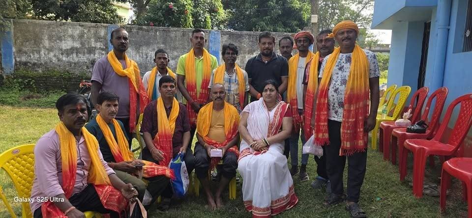 नवरात्र में श्रमवीरों के चरणों में सम्मान, वार्ड एक के पार्षद संदीप की अनूठी पहल श्रम वीरों का हुआ सम्मान पांव पखारे,आरती उतारी और दिया भरपूर सम्मान