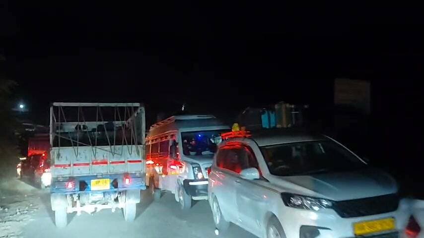 रुद्रप्रयाग प्रशासन के कुप्रबंधन से बेहाल तीर्थयात्री, खंखारा से सिरोबगड़ तक 8 किलोमीटर लंबा जाम
घंटों सड़क पर फंसे रहे श्रद्धालु, यातायात व्यवस्था पर उठे सवाल
रुद्रप्रयाग। बदरीनाथ राष्ट्रीय राजमार्ग पर खंखारा से सिरोबगड़ तक करीब आठ किलोमीटर लंबे जाम के कारण तीर्थयात्रियों और स्थानीय लोगों को भारी परेशानियों का सामना करना पड़ रहा है। वाहनों की लंबी कतारों के बीच यात्री घंटों फंसे रहने को मजबूर हैं। जाम के चलते लोगों का सफर मुश्किल हो गया है और यातायात व्यवस्था को लेकर सवाल उठने लगे हैं।
तीर्थयात्रा और चारधाम मार्ग पर वाहनों के बढ़ते दबाव के बीच यातायात को सुचारु बनाए रखना प्रशासन के लिए बड़ी चुनौती है। ऐसे में जाम की स्थिति से निपटने के लिए प्रभावी ट्रैफिक प्लान, संवेदनशील स्थानों पर पुलिस की तैनाती और वाहनों की आवाजाही का बेहतर प्रबंधन जरूरी है।
आठ किलोमीटर लंबे जाम ने प्रशासनिक व्यवस्थाओं की तैयारियों पर सवाल खड़े कर दिए हैं। तीर्थयात्री जल्द जाम खुलने और अपने गंतव्य तक पहुंचने की उम्मीद में सड़क पर इंतजार कर रहे हैं।