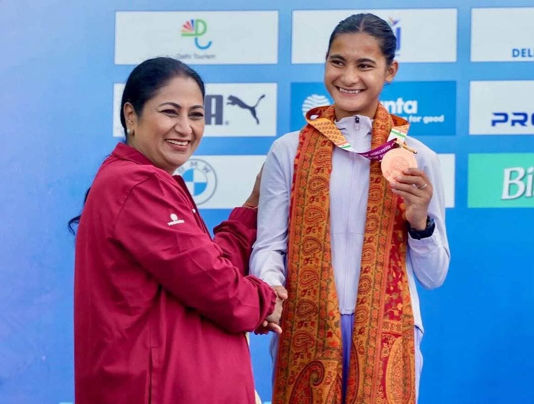पहाड़ की बेटी भागीरथी की बड़ी उड़ान, दिल्ली हाफ मैराथन में जीता कांस्य पदक
21 किलोमीटर की दौड़ 1 घंटे 15 मिनट में पूरी कर हासिल किया तीसरा स्थान, ओलंपिक में पदक जीतने का लक्ष्य
चमोली। उत्तराखंड के चमोली जिले के देवाल विकासखंड के सीमांत गांव वाण की धाविका भागीरथी बिष्ट ने दिल्ली हाफ मैराथन में कांस्य पदक जीतकर प्रदेश का मान बढ़ाया है। उन्होंने 21 किलोमीटर की दौड़ एक घंटा 15 मिनट में पूरी कर तीसरा स्थान हासिल किया। प्रतियोगिता में अंकिता ने पहला और सोनिया ने दूसरा स्थान प्राप्त किया।
लंबी दूरी की दौड़ में लगातार शानदार प्रदर्शन कर रहीं भागीरथी बिष्ट राष्ट्रीय स्तर पर अपनी पहचान बना रही हैं। इससे पहले फरवरी 2026 में आयोजित नई दिल्ली मैराथन में उन्होंने महिला वर्ग में दूसरा स्थान हासिल किया था। वहीं, अगस्त में हैदराबाद मैराथन की 42.195 किलोमीटर की फुल मैराथन में दो घंटे 51 मिनट 41 सेकंड का समय निकालकर भारतीय महिला धावकों में दूसरा स्थान प्राप्त किया।
भागीरथी वर्तमान में पौड़ी जिले के रांसी स्टेडियम में अभ्यास कर रही हैं। अंतरराष्ट्रीय मैराथन धावक एवं कोच सुनील शर्मा के मार्गदर्शन में वह अपनी गति और सहनशक्ति को बेहतर बनाने के लिए लगातार मेहनत कर रही हैं। इसी वर्ष उत्तराखंड स्टूडेंट्स फेडरेशन की ओर से उन्हें दो महीने के प्रशिक्षण के लिए केन्या भी भेजा गया था। वहां प्रशिक्षण लेकर उन्होंने अपनी दौड़ तकनीक और क्षमता को निखारा।
सीमांत गांव से निकलकर राष्ट्रीय स्तर पर अपनी प्रतिभा का लोहा मनवा रहीं भागीरथी का लक्ष्य भविष्य में ओलंपिक में भारत का प्रतिनिधित्व करना और देश के लिए पदक जीतना है। उनकी इस उपलब्धि से चमोली जिले में खुशी का माहौल है। भागीरथी की सफलता पहाड़ की उन बेटियों के लिए प्रेरणास्रोत है, जो कठिन परिस्थितियों और सीमित संसाधनों के बावजूद अपने सपनों को साकार करने के लिए निरंतर मेहनत कर रही हैं।