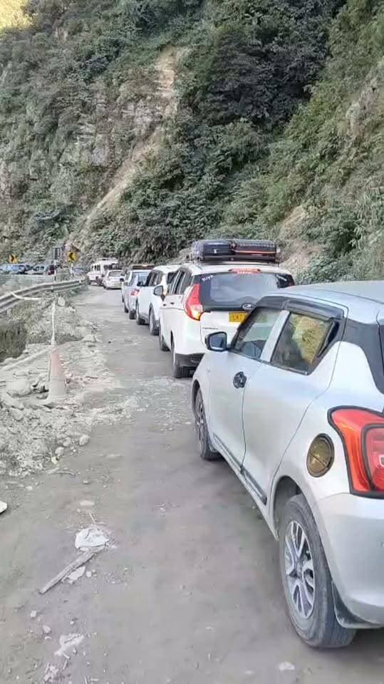 बद्रीनाथ राजमार्ग पर खांखरा व सिरोबगड के बीच लम्बा जाम