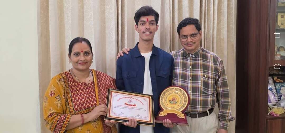 श्रीनगर के शशांक पुरोहित को मुख्यमंत्री ने किया सम्मानित...see more