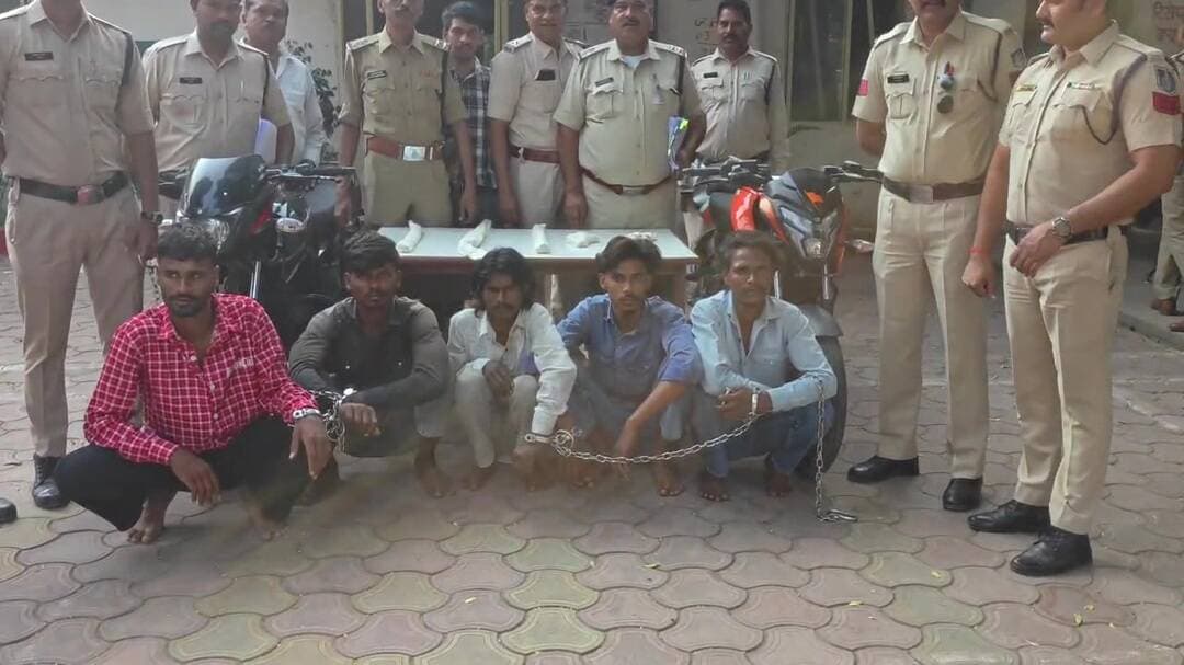 धार: धार में पेट्रोल पंप लूटने की योजना में 5 हथियारबंद आरोपी गिरफ्तार